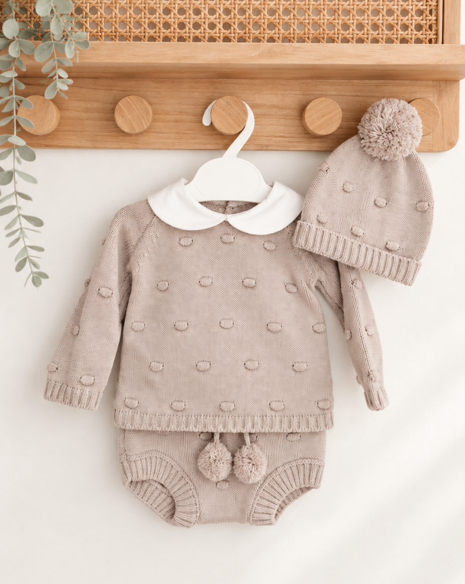 Conjunto Tapa Fraldas Camisola e Gorro Pompons Areia