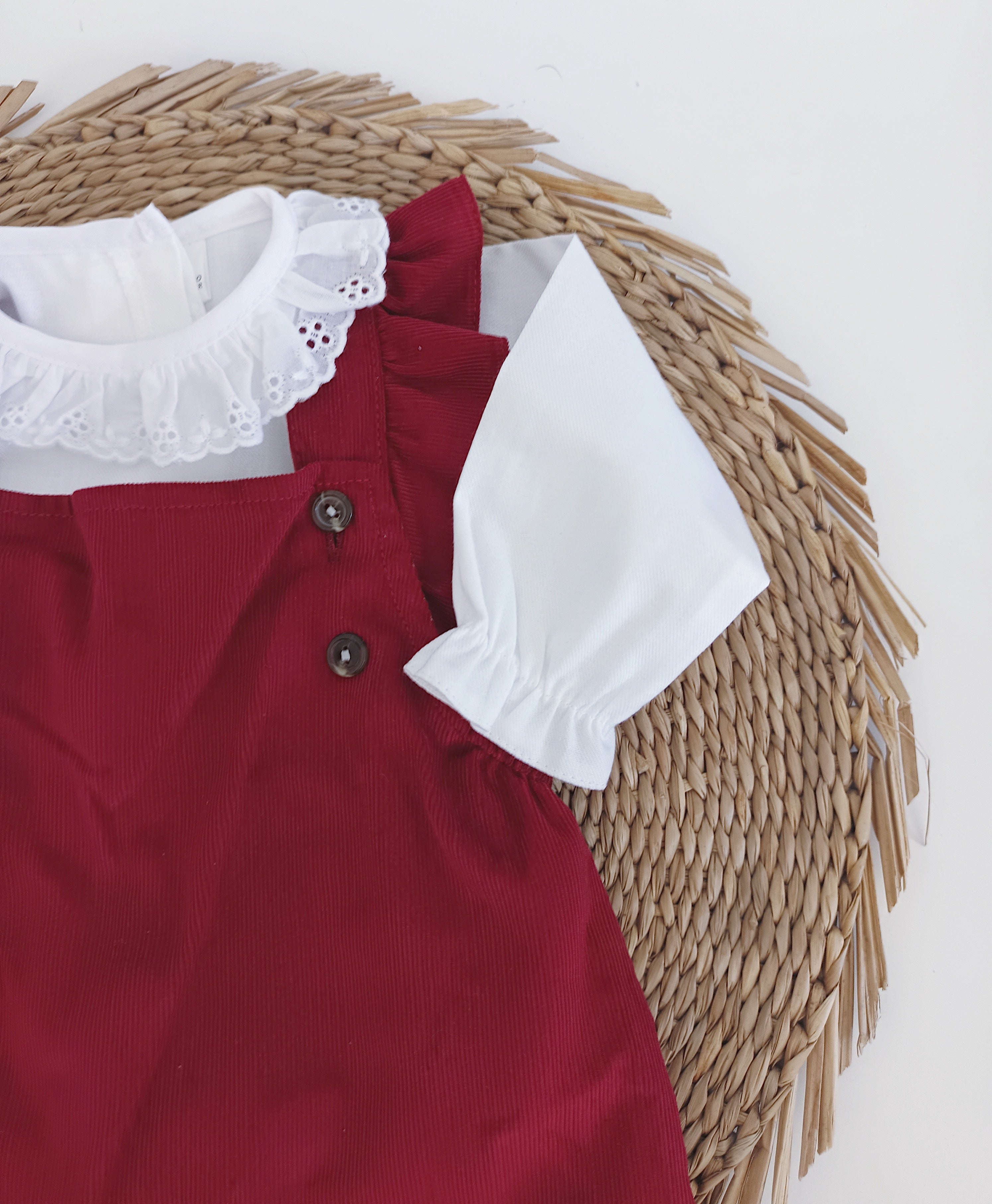 Jardineiras Bombazine com blusa de gola folho Bordeaux