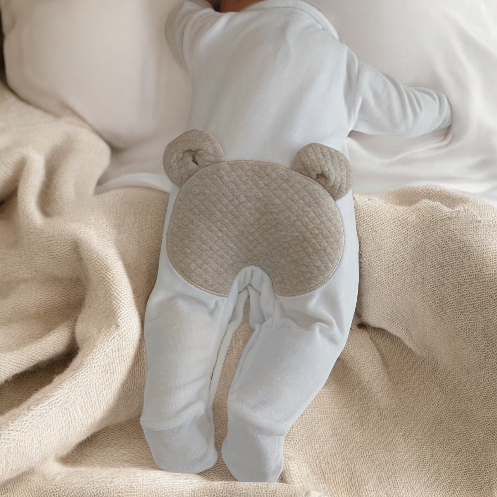 babygrow de veludo bege com urso e orelhas FitFiu Babies