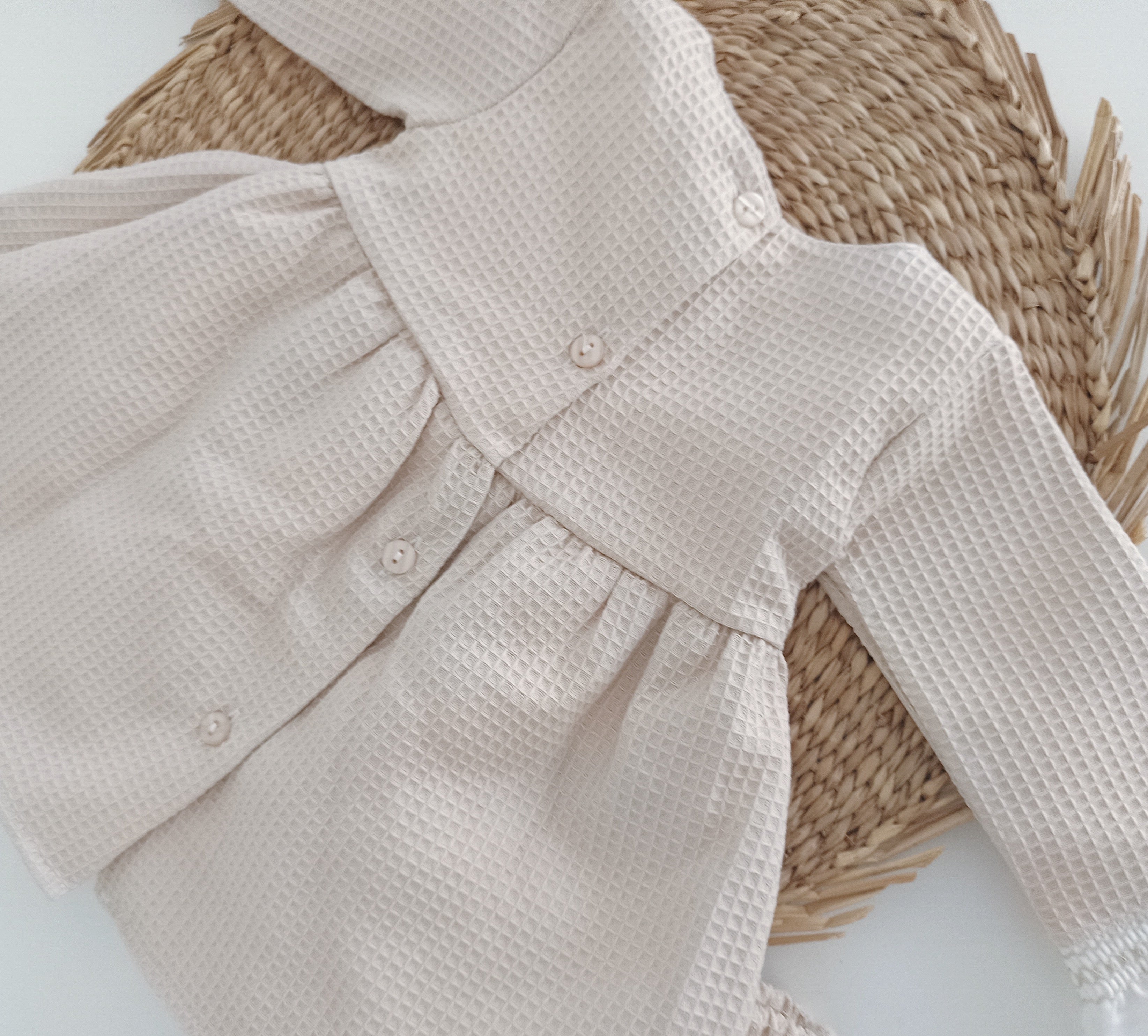 Vestido Favos Dois Laços com Tapa Fraldas Areia