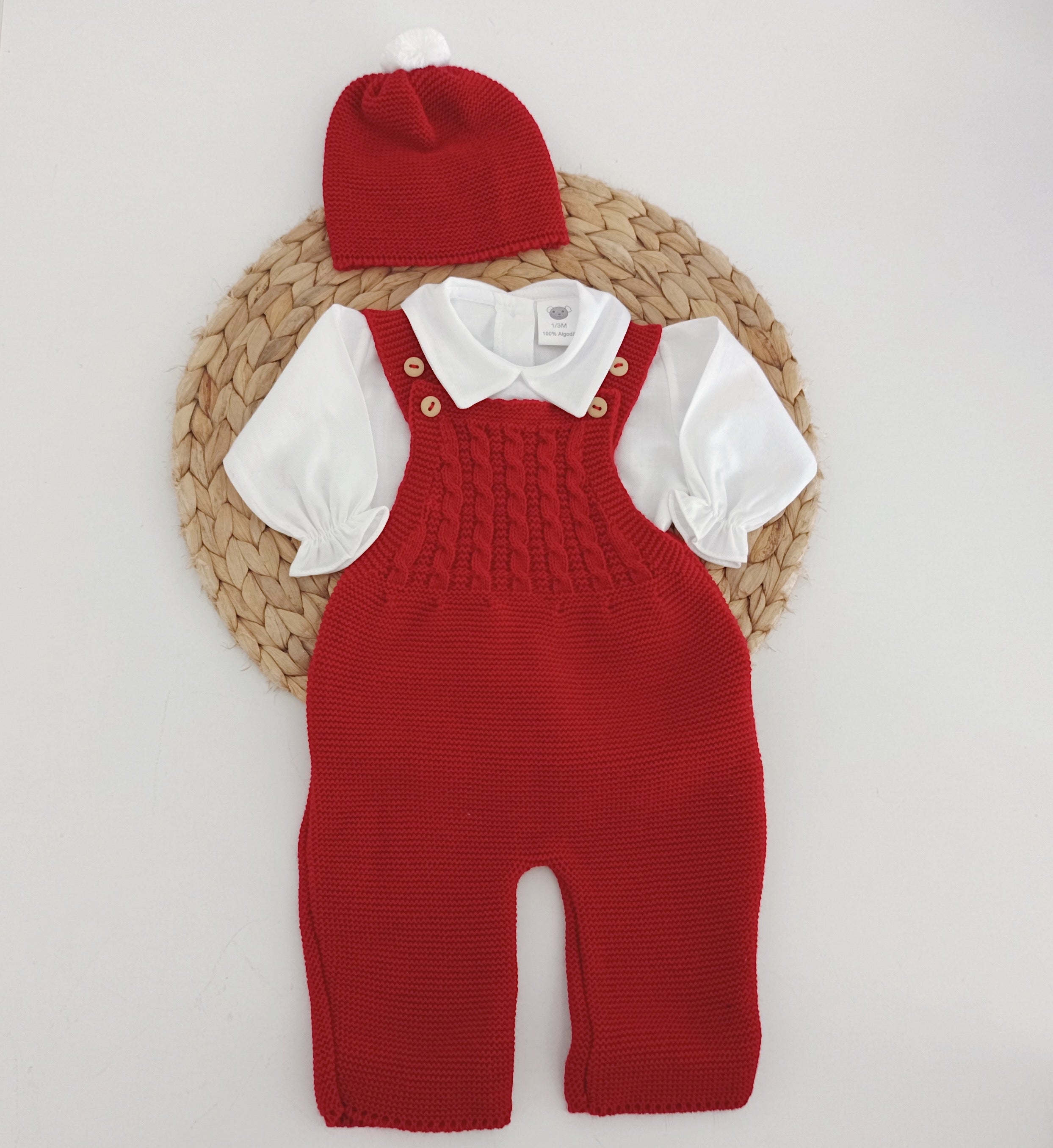 Jardineiras de Malha Trancinhas c/ Camisa Gola Bico e Gorro Vermelho
