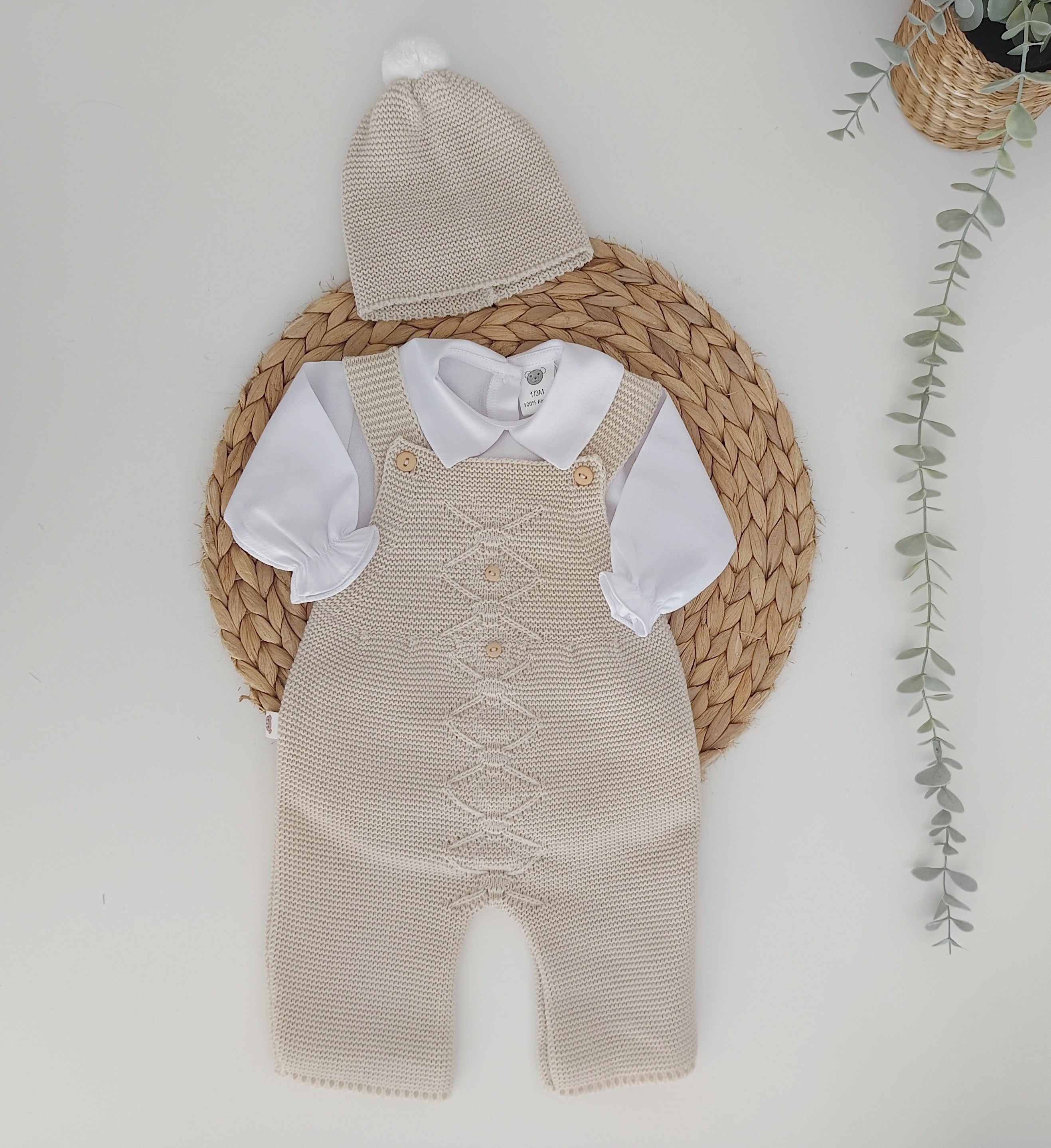 Jardineiras de malha c/ camisa gola bico Losangos Botões e gorro Areia