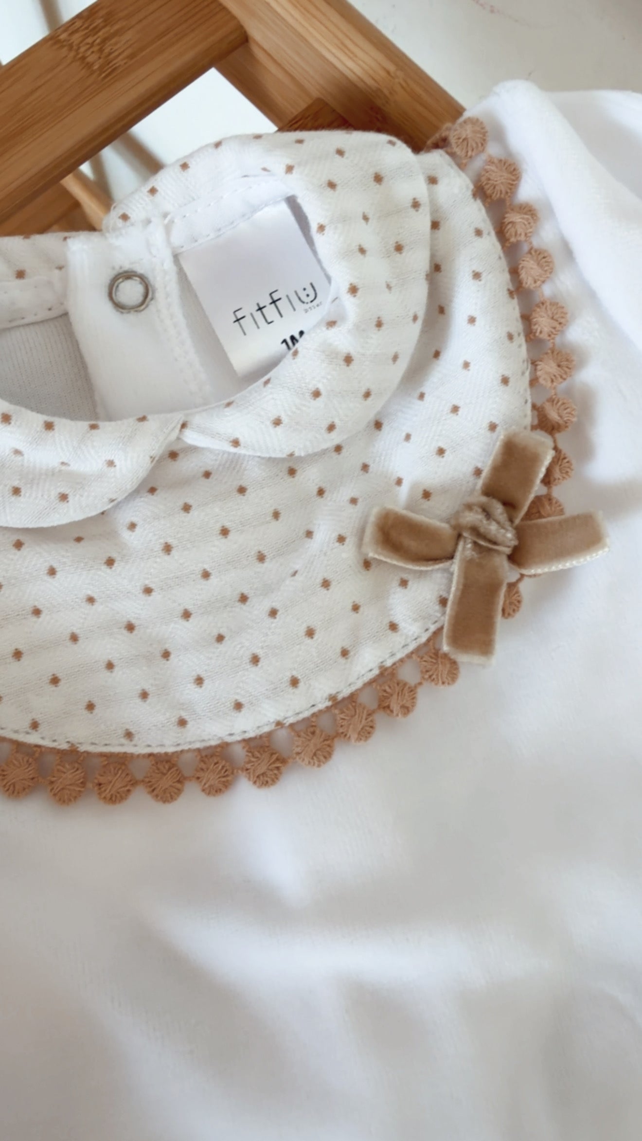 FitFiu Babies® | Babygrow Peitilho com Pompons e Laço Areia