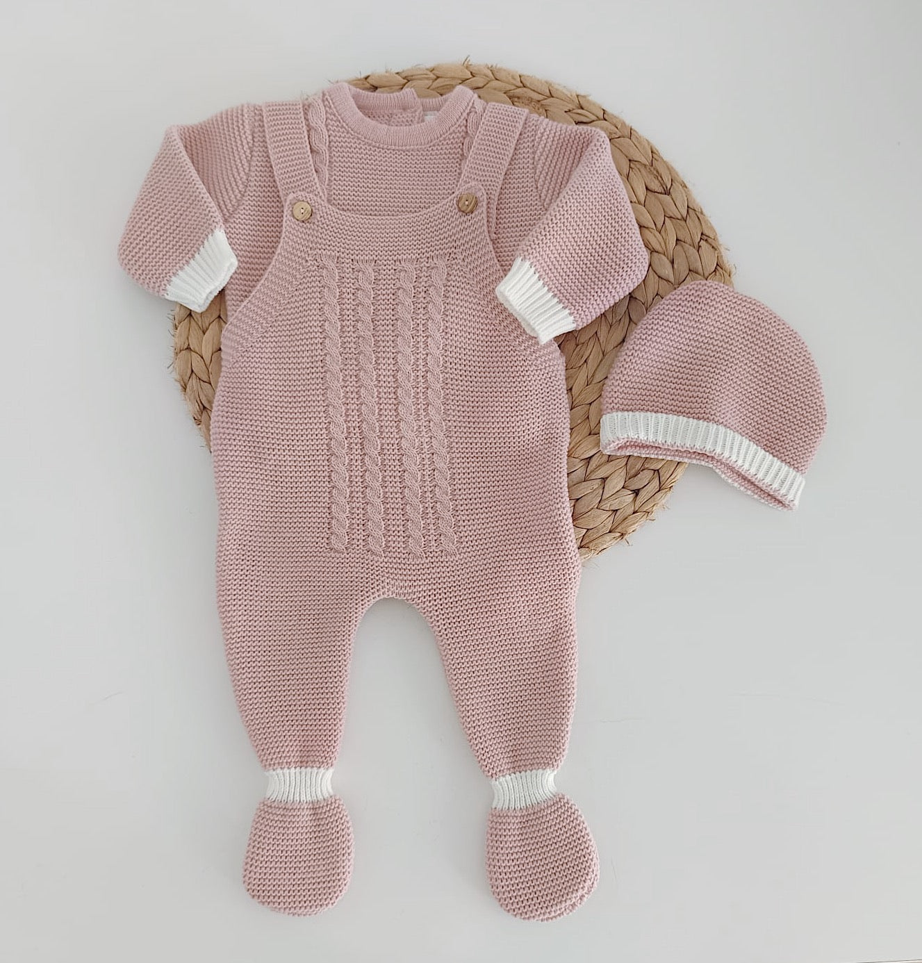Jardineira de Malha com Camisola e Gorro Tranças Rosa Velho