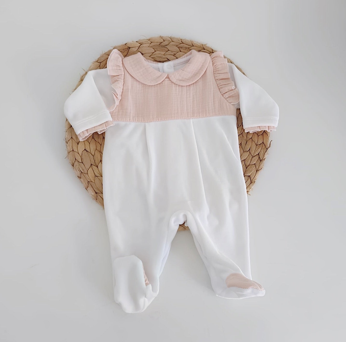 Babygrow com Peitilho e gola em Musselina Salmão