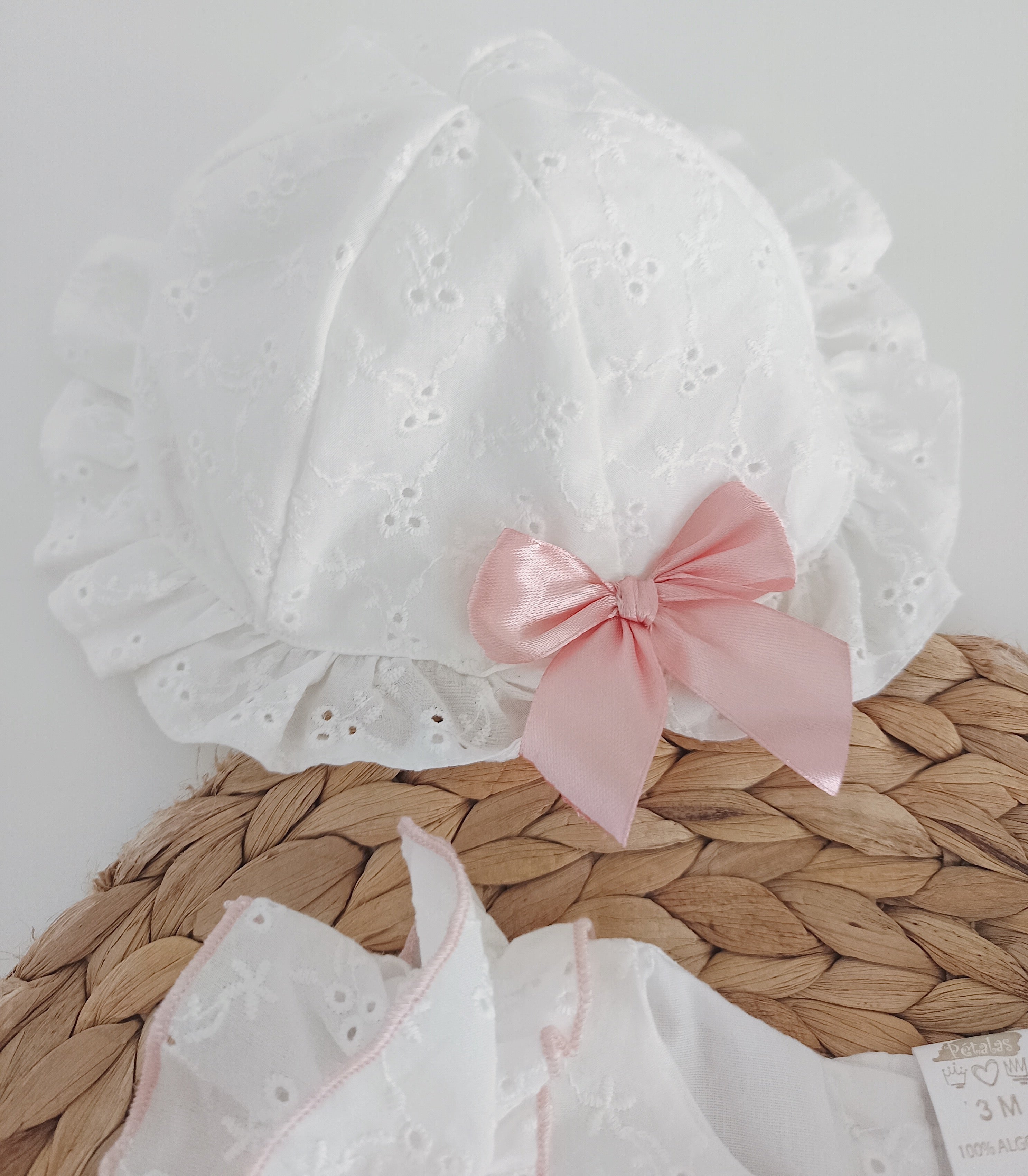 Vestido Bordado Inglês com Chapéu Rosa Velho