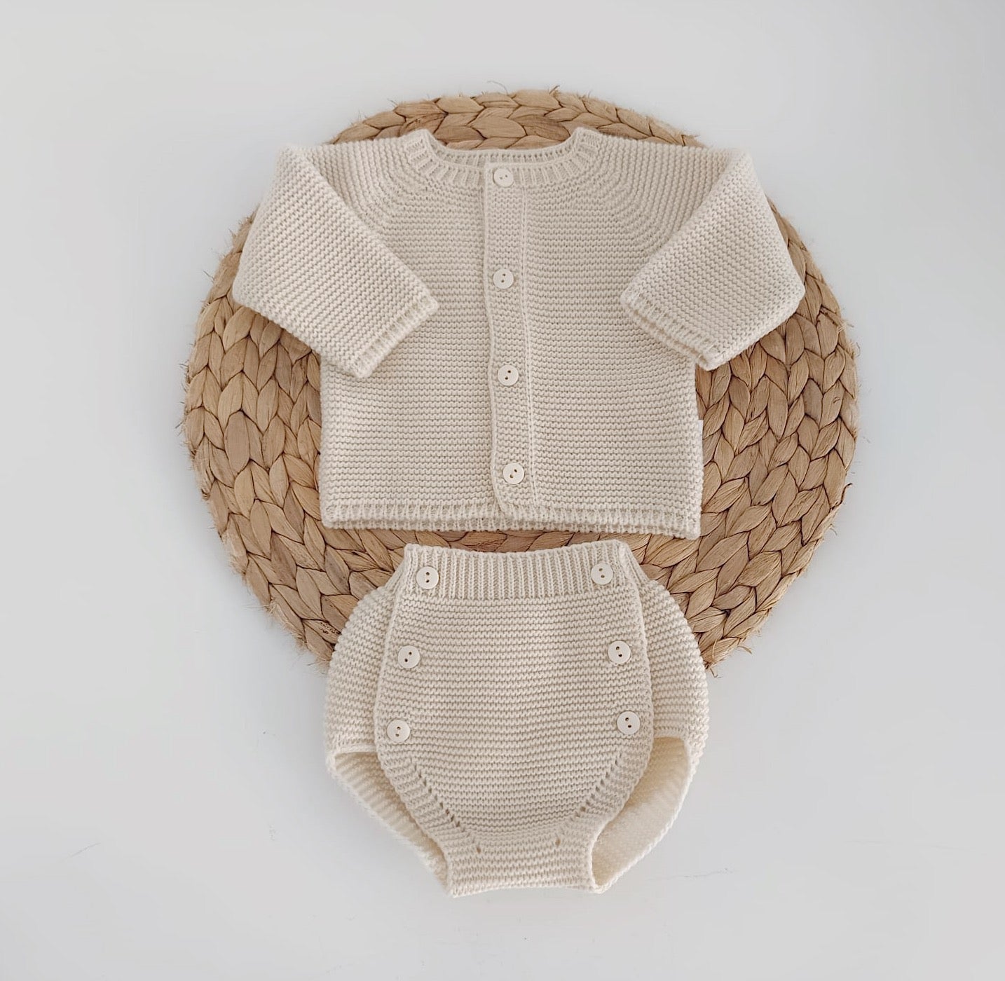 Conjunto tapa fraldas e casaco de malha areia