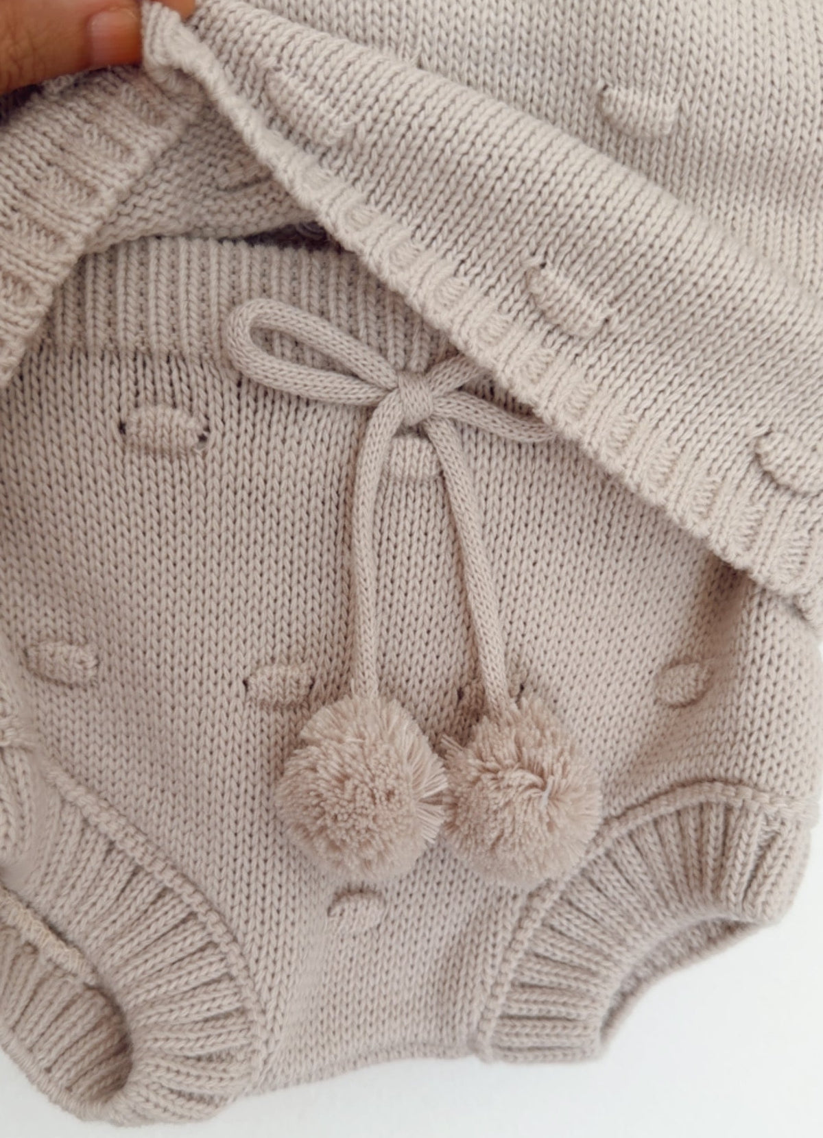 Conjunto Tapa Fraldas Camisola e Gorro Pompons Areia