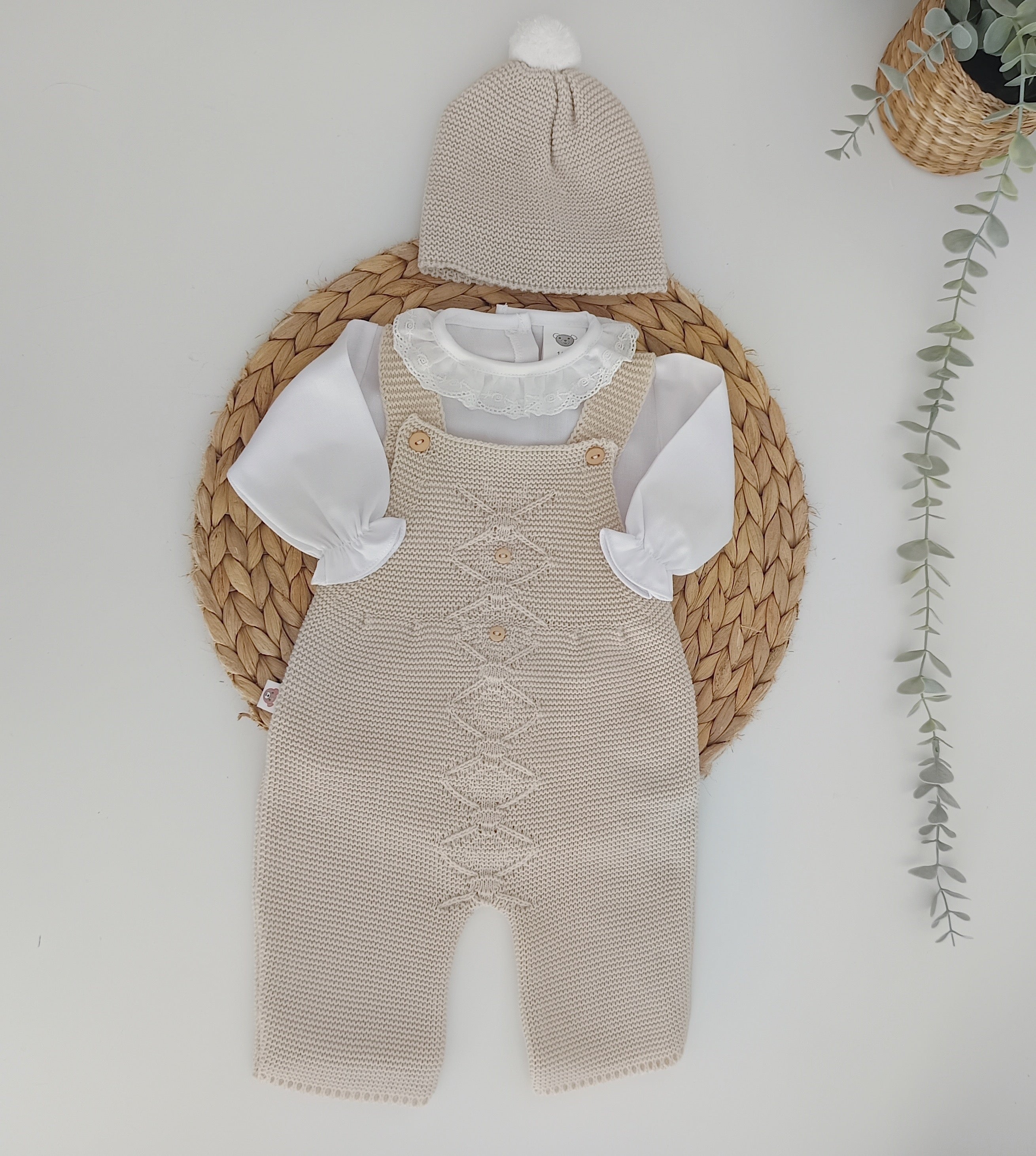 Jardineiras de malha c/ blusa gola folho Losangos Botões e gorro Areia