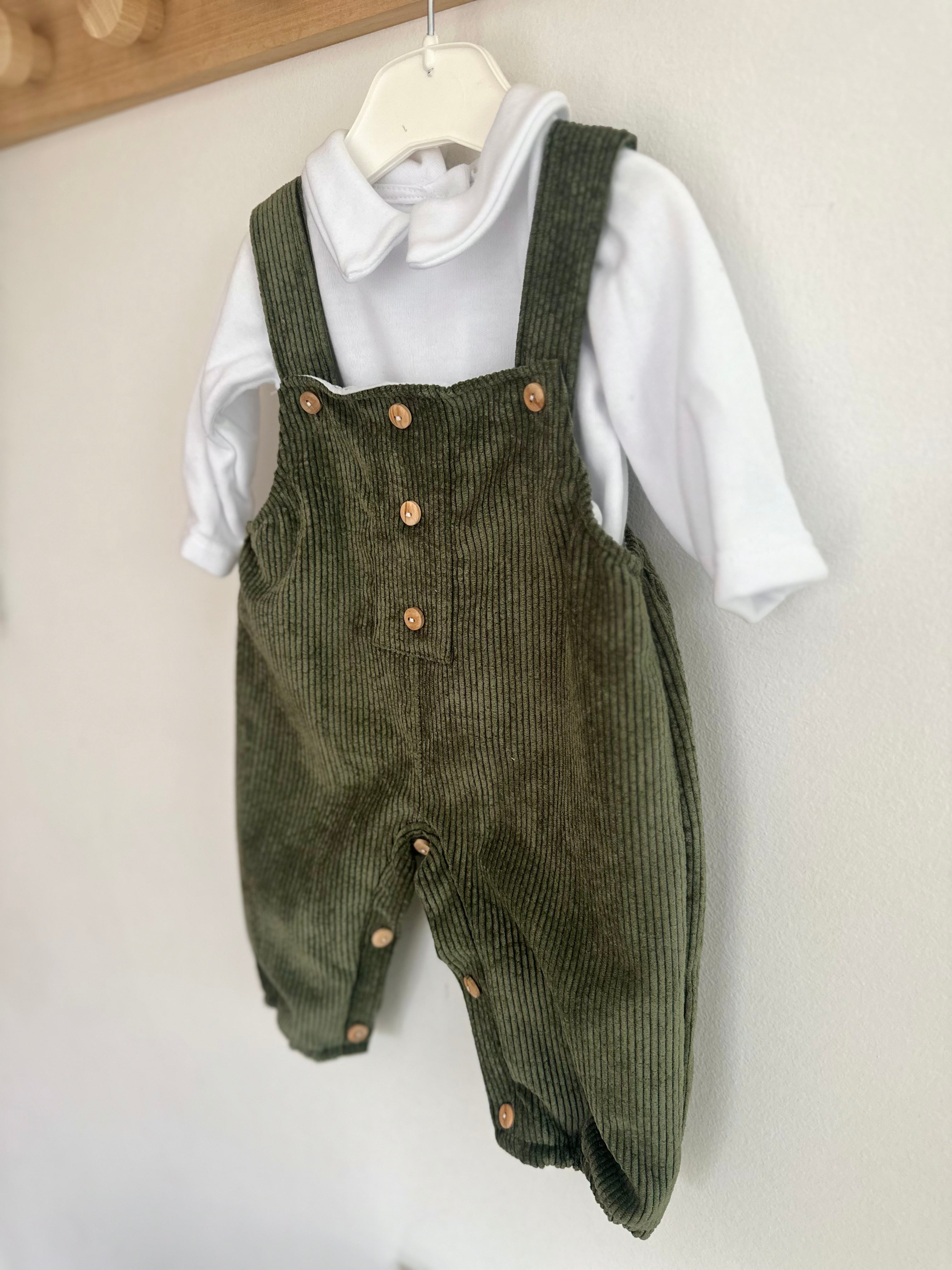 Jardineiras Bombazine Botões com camisa Verde Escuro