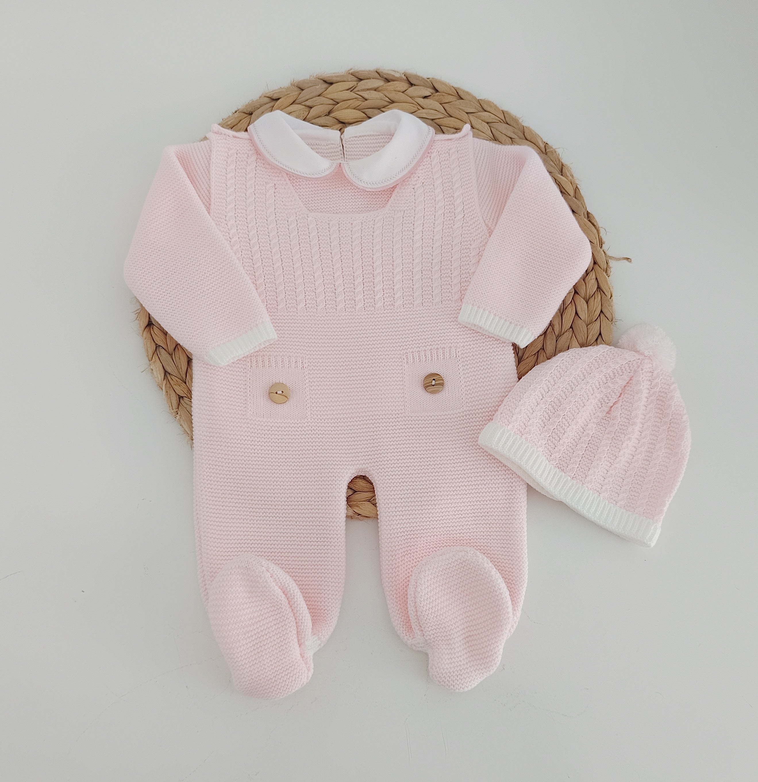Jardineira de Malha com Camisola e Gorro Botões Rosa