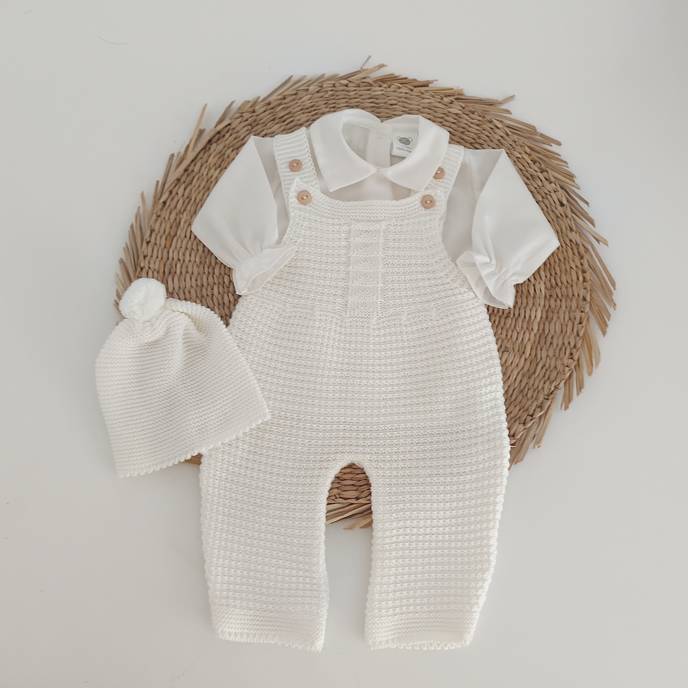 Jardineiras de Malha Trabalhada c/ camisa gola bico e gorro algodão Pérola