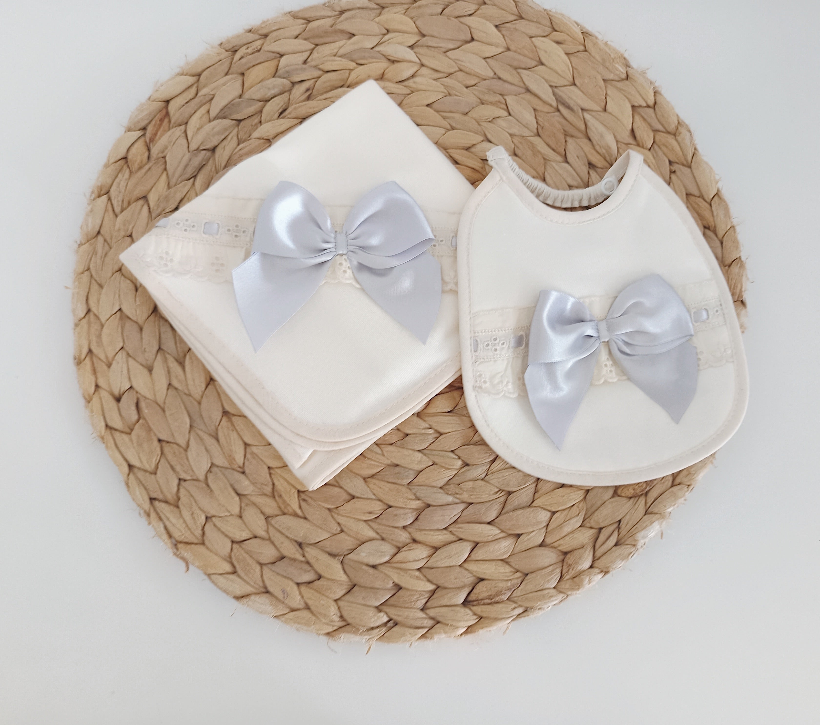 Conjunto Toalha de banho Babete e Fralda para bebé Laço Cinza