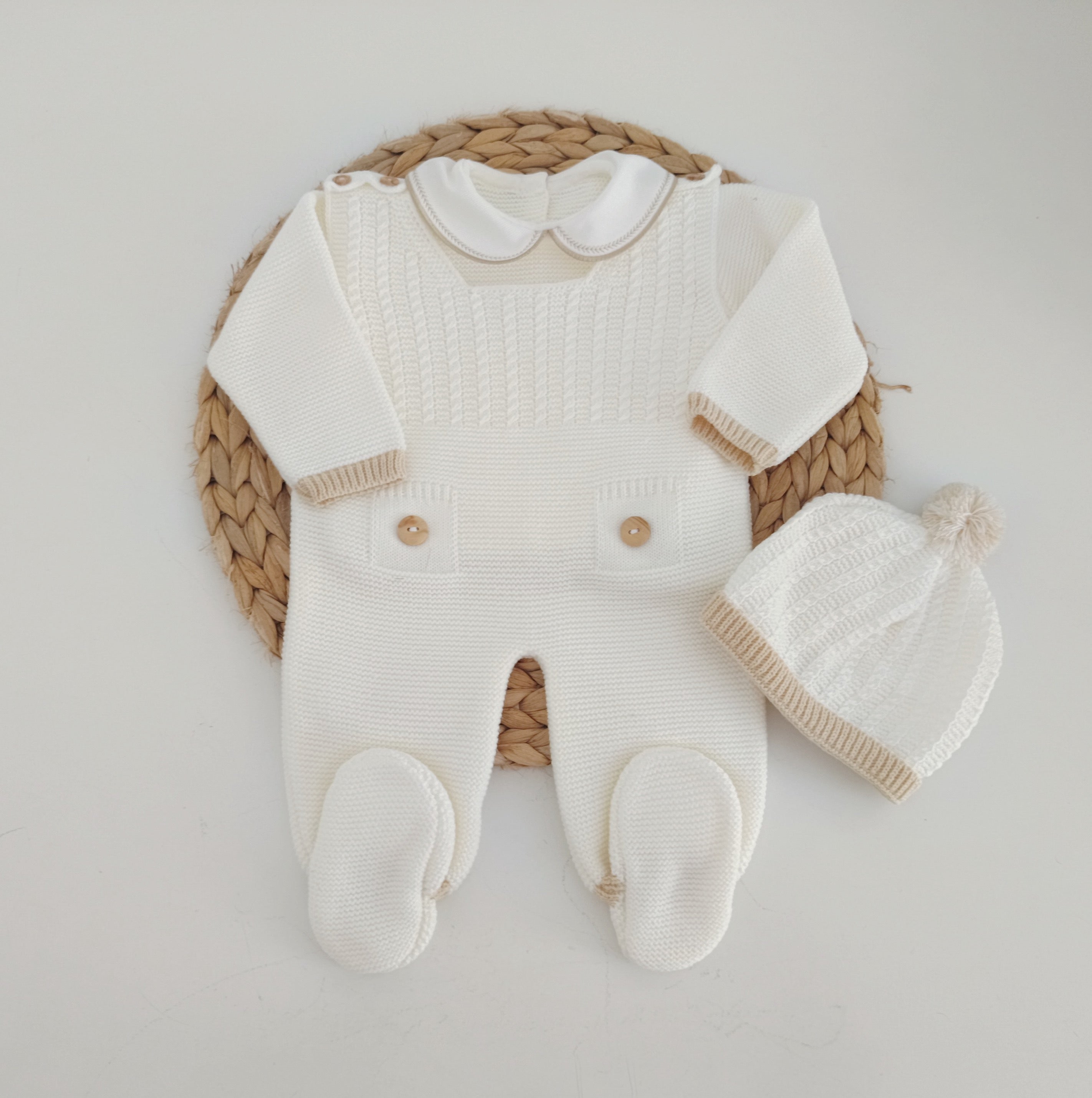 Jardineira de Malha com Camisola e Gorro Botões Pérola