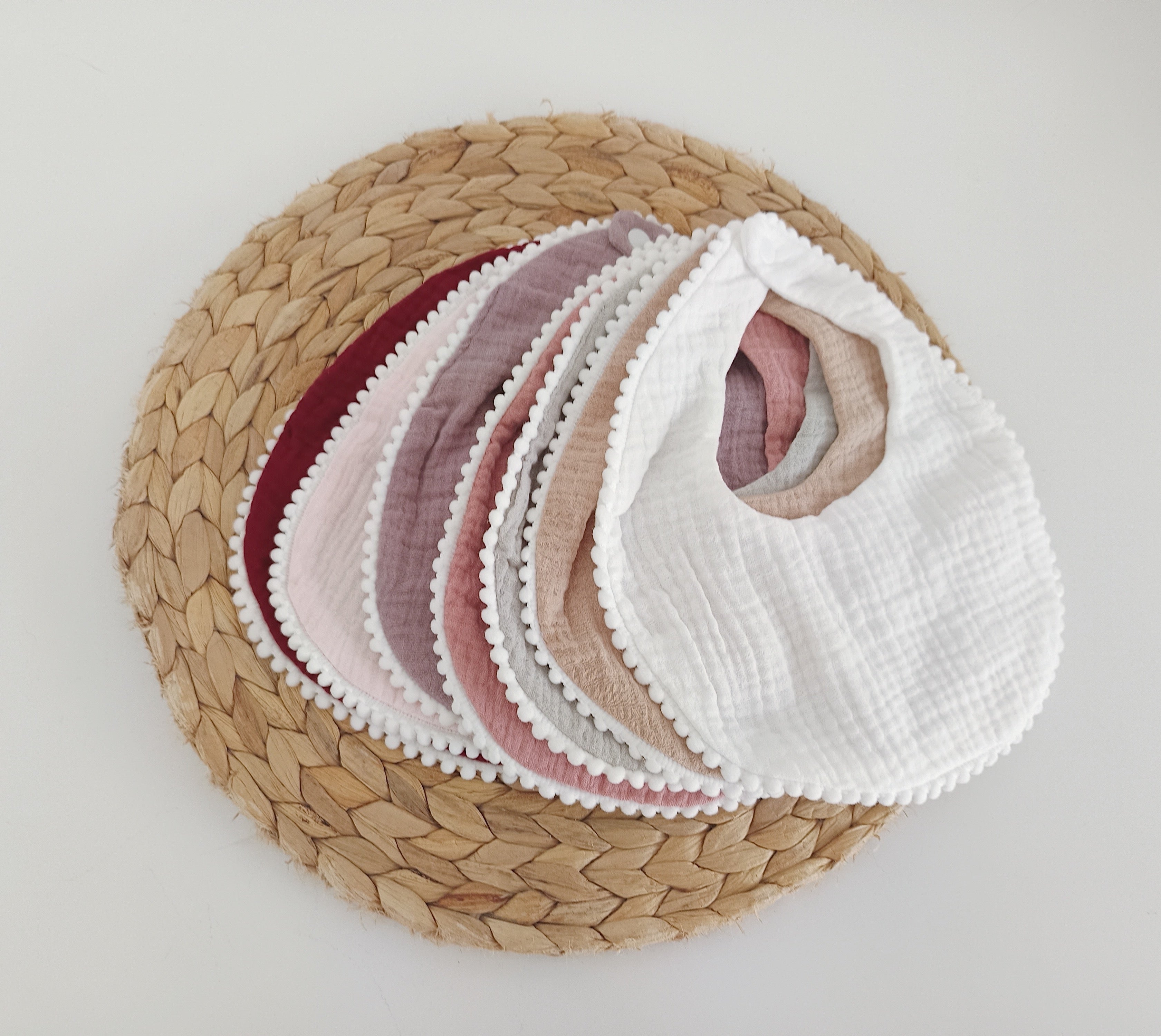 Babete em Musselina com pompons