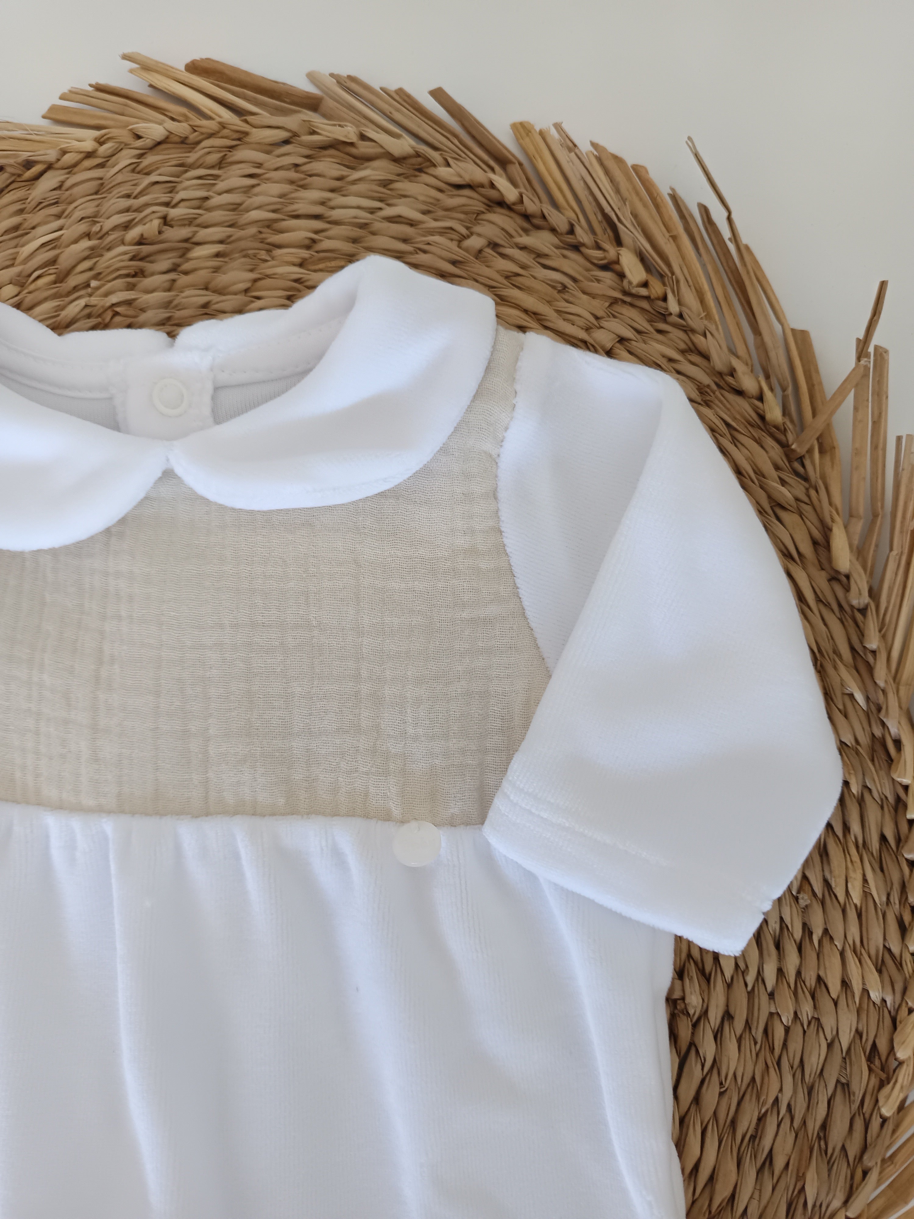 Babygrow com Peitilho em Musselina Areia