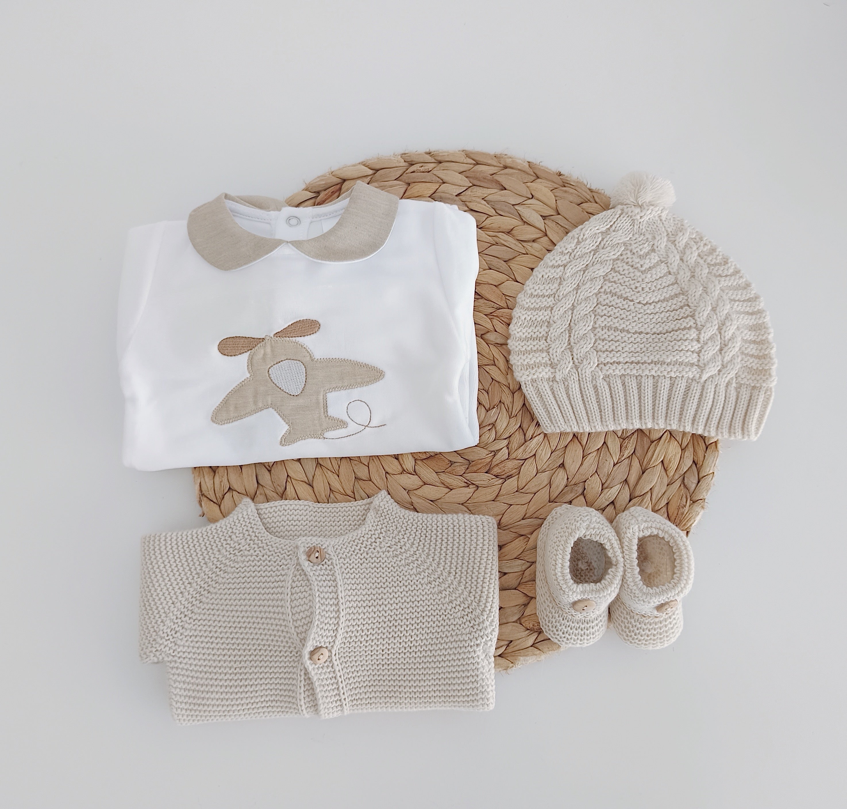 Vista completa conjunto bebé 4 peças bordado avião areia coleção avião FitFiu Babies
