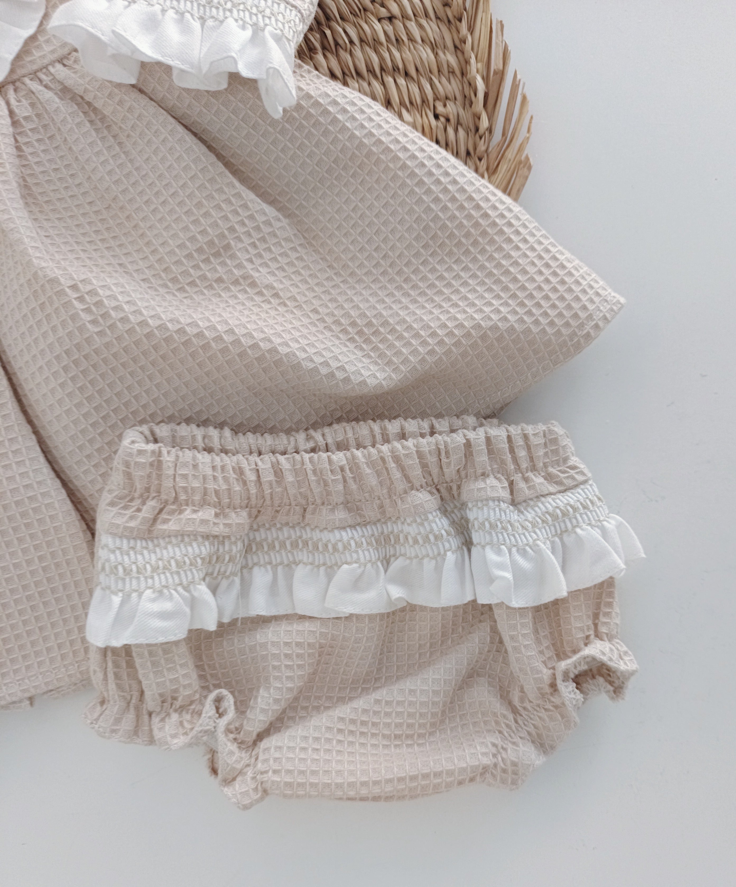 Vestido Favos Dois Laços com Tapa Fraldas Areia