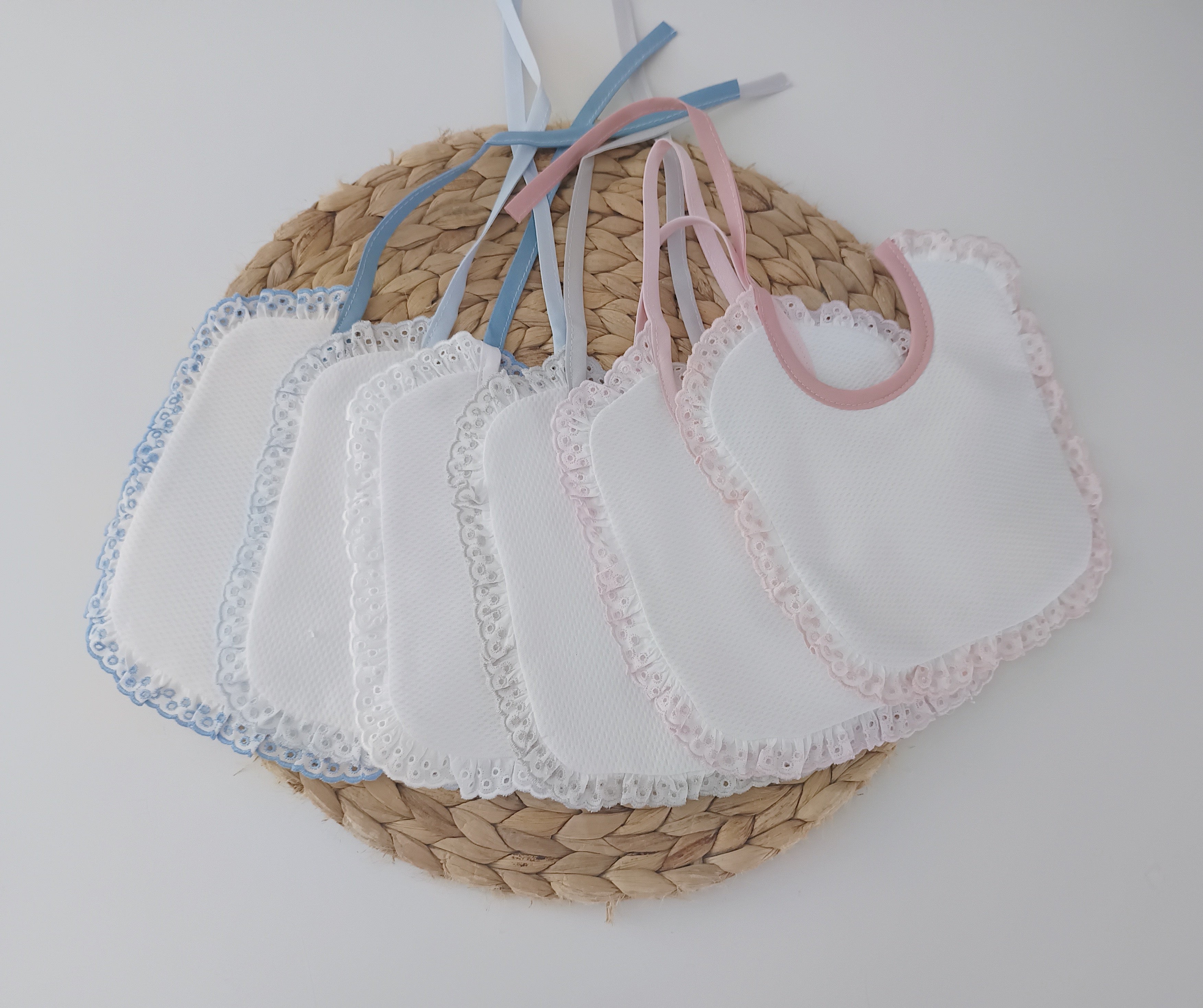 Babete em tecido com renda à volta