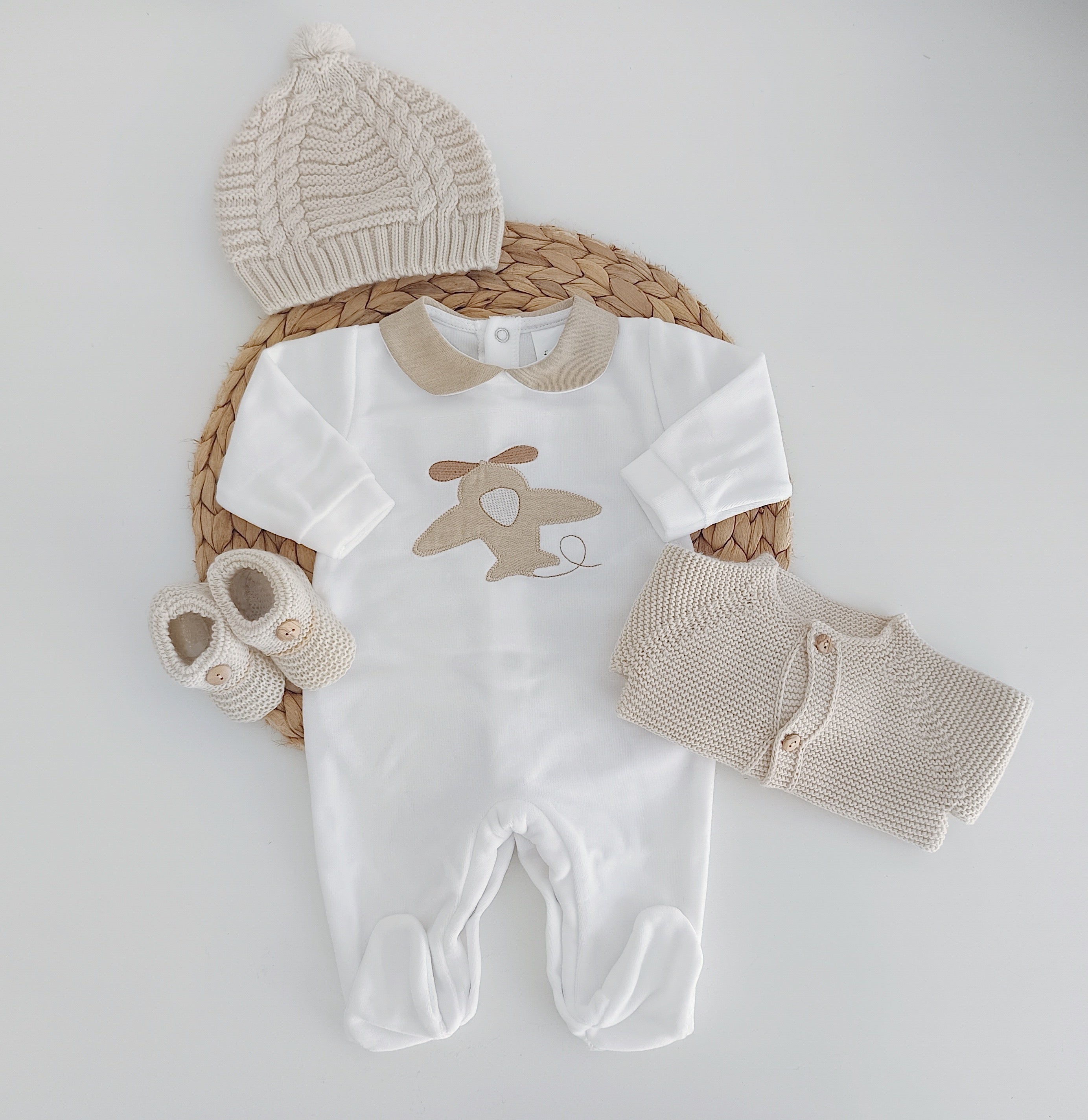 Conjunto bebé 4 peças bordado avião babygrow casaco gorro carapins areia coleção avião FitFiu Babies