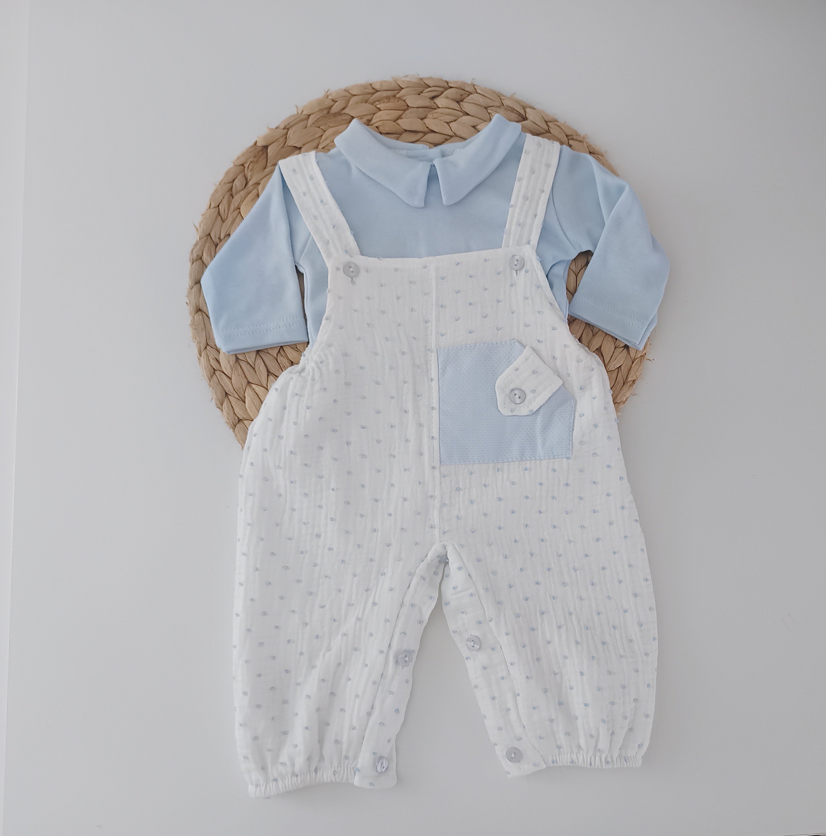 Jardineiras Pintas com Camisola Azul