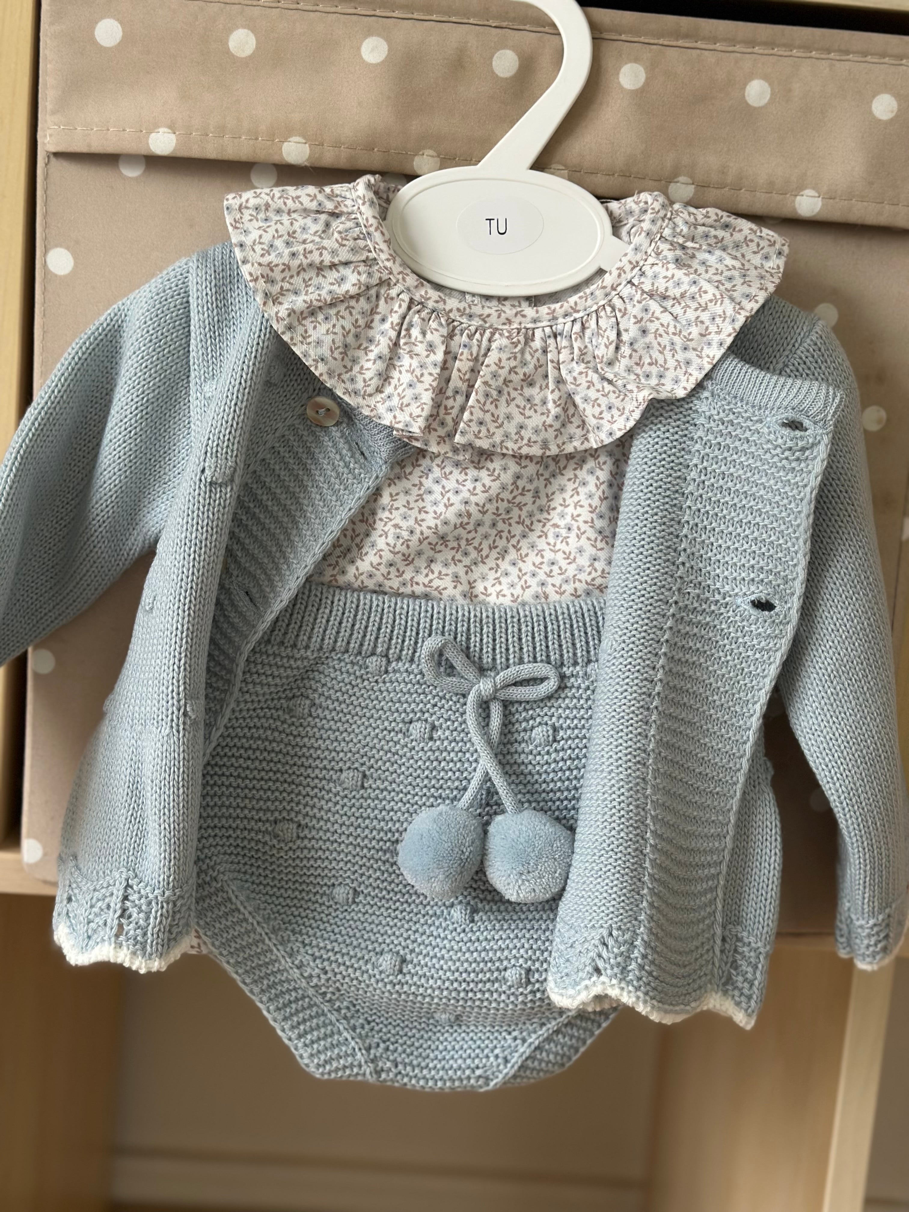 Conjunto Tapa Fraldas com Blusa e Casaco de Malha Florinhas Azul