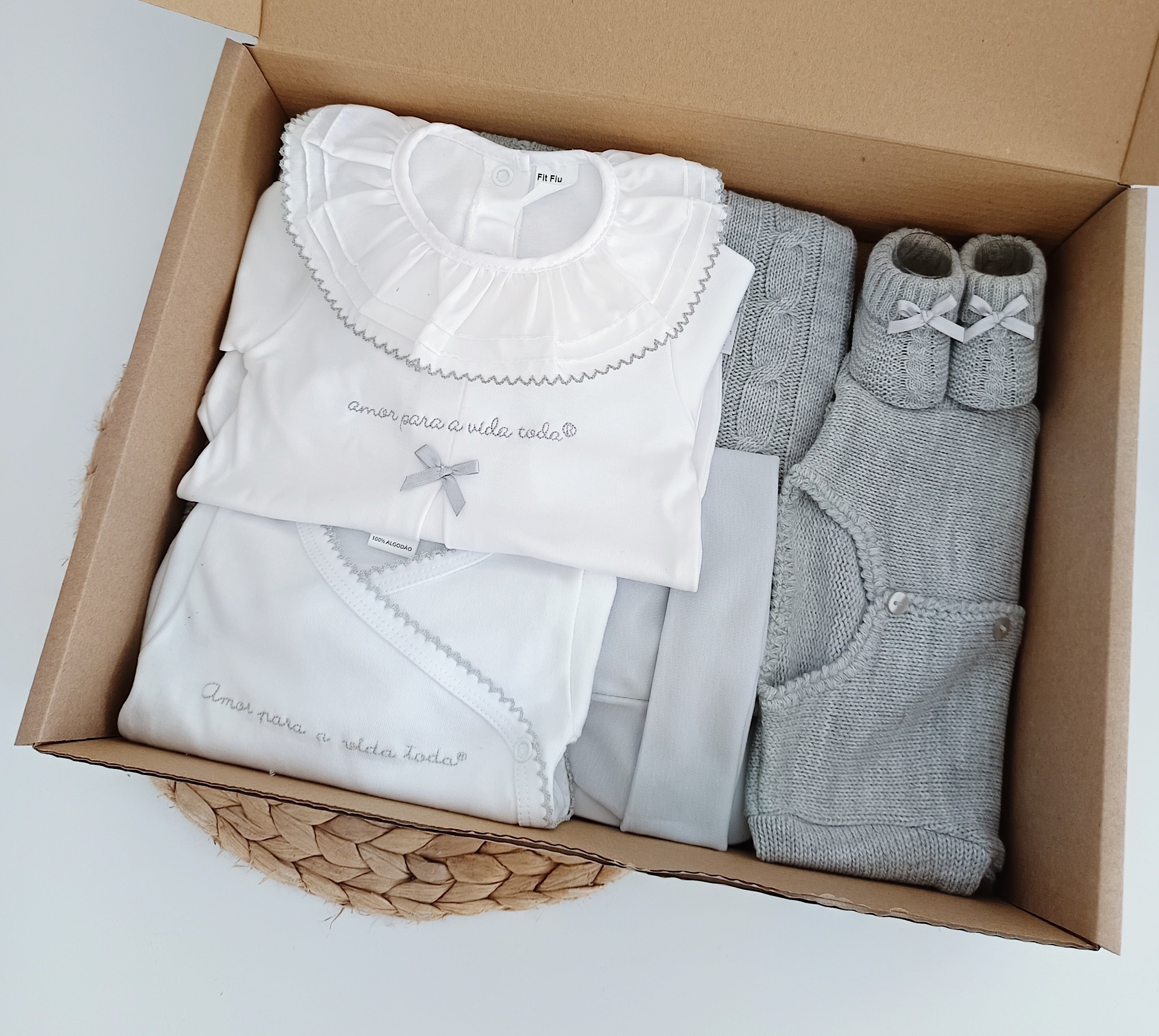 Amor Para a Vida Toda® | Conjunto Primeira Roupinha Lacinho Cinza com manta