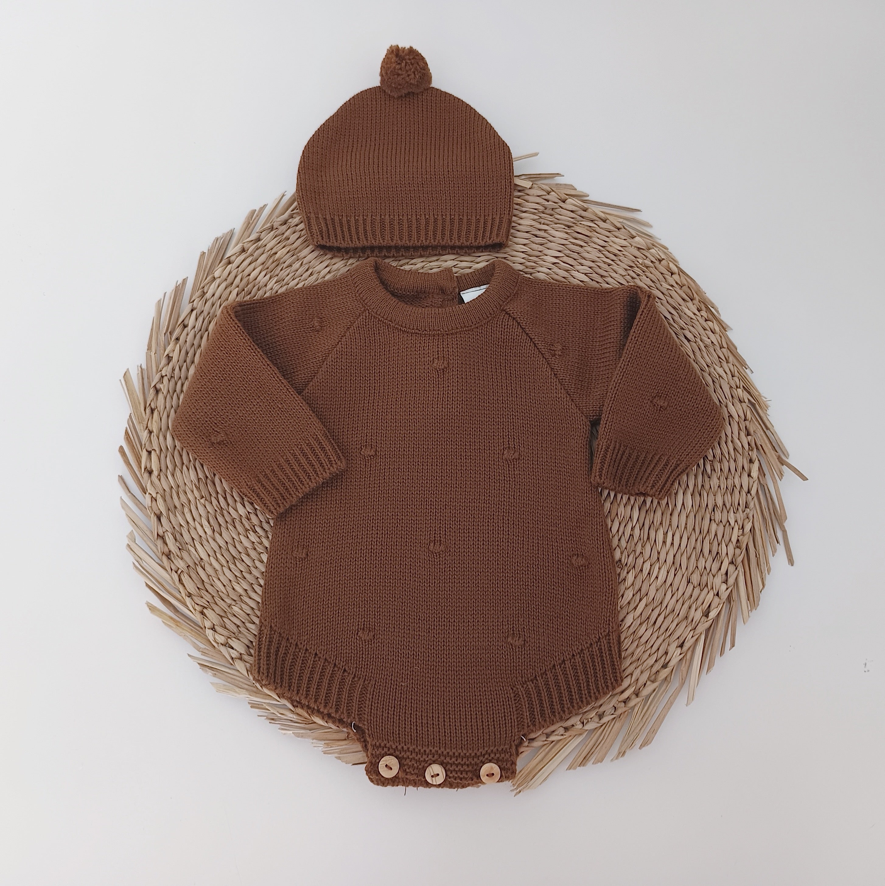 Fofo de Malha Pompons com Gorro Castanho