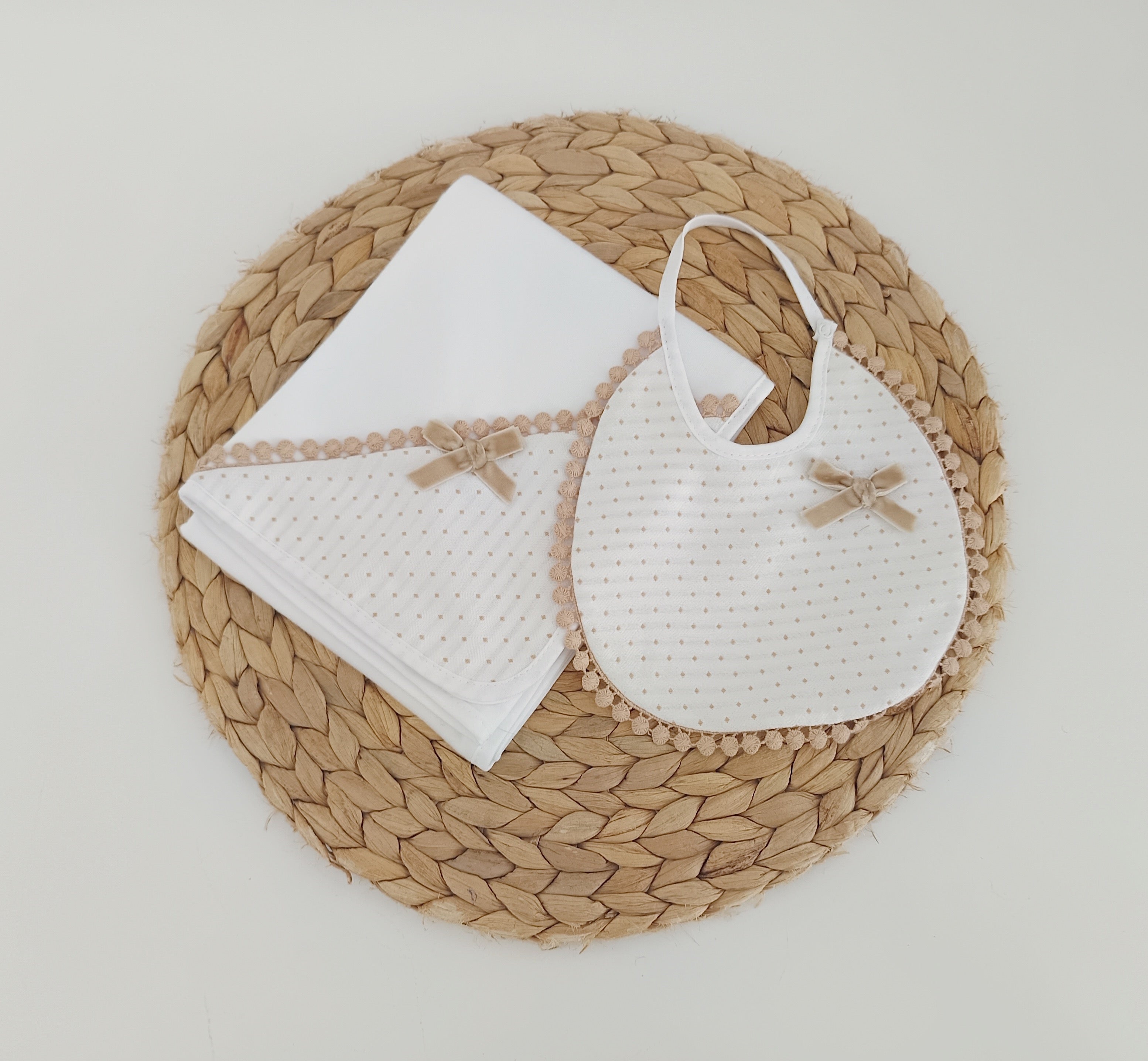 FitFiu Babies® | Fralda e babete Pintinhas com Laço Camel