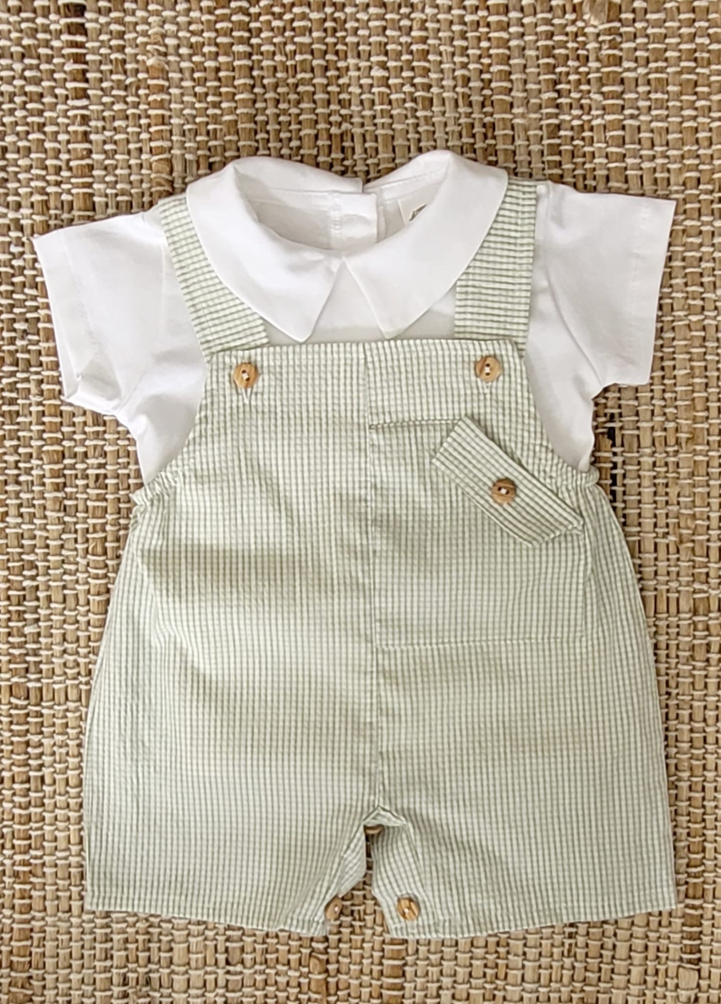 Jardineira Curta Xadrez com Camisa Verde