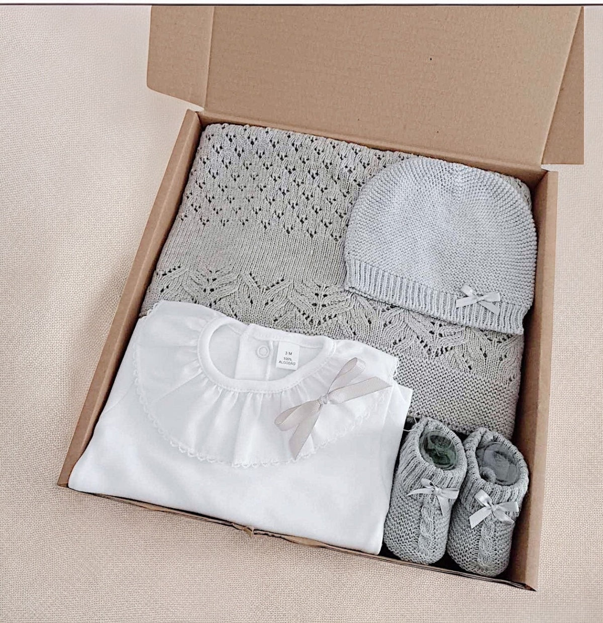Pack maternidade premium 4 peças cinza com laços artesanais: manta, body, gorro e carapins algodão FitFiu Babies