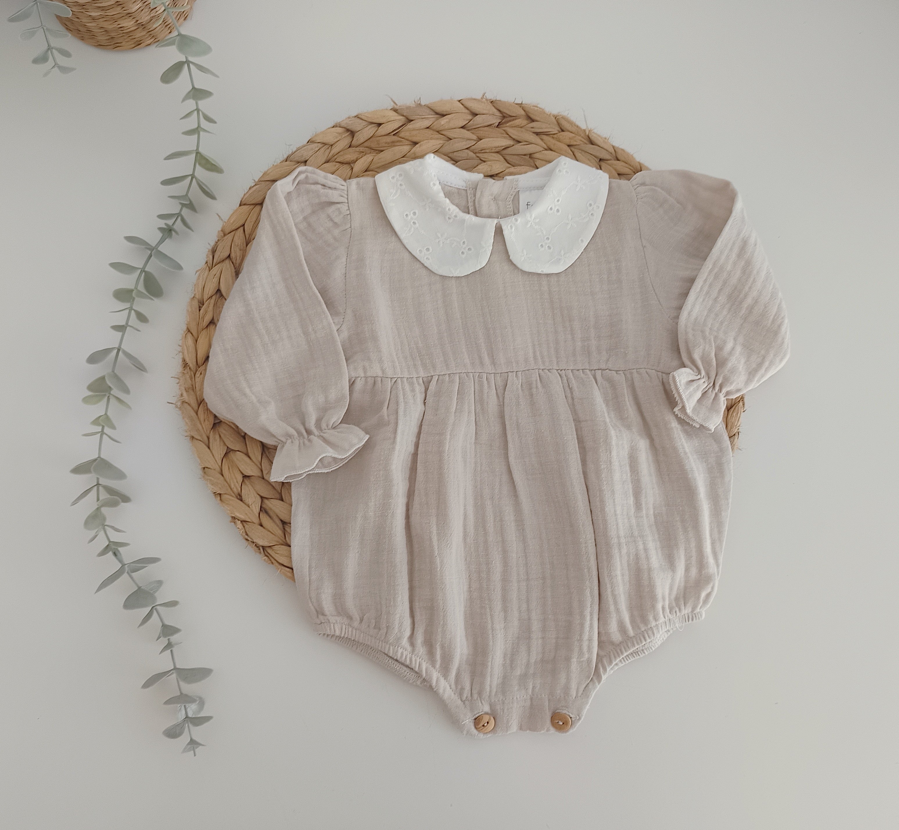 Fofo de musselina cor areia com gola bordado inglês para bebé, ideal para ocasiões especiais