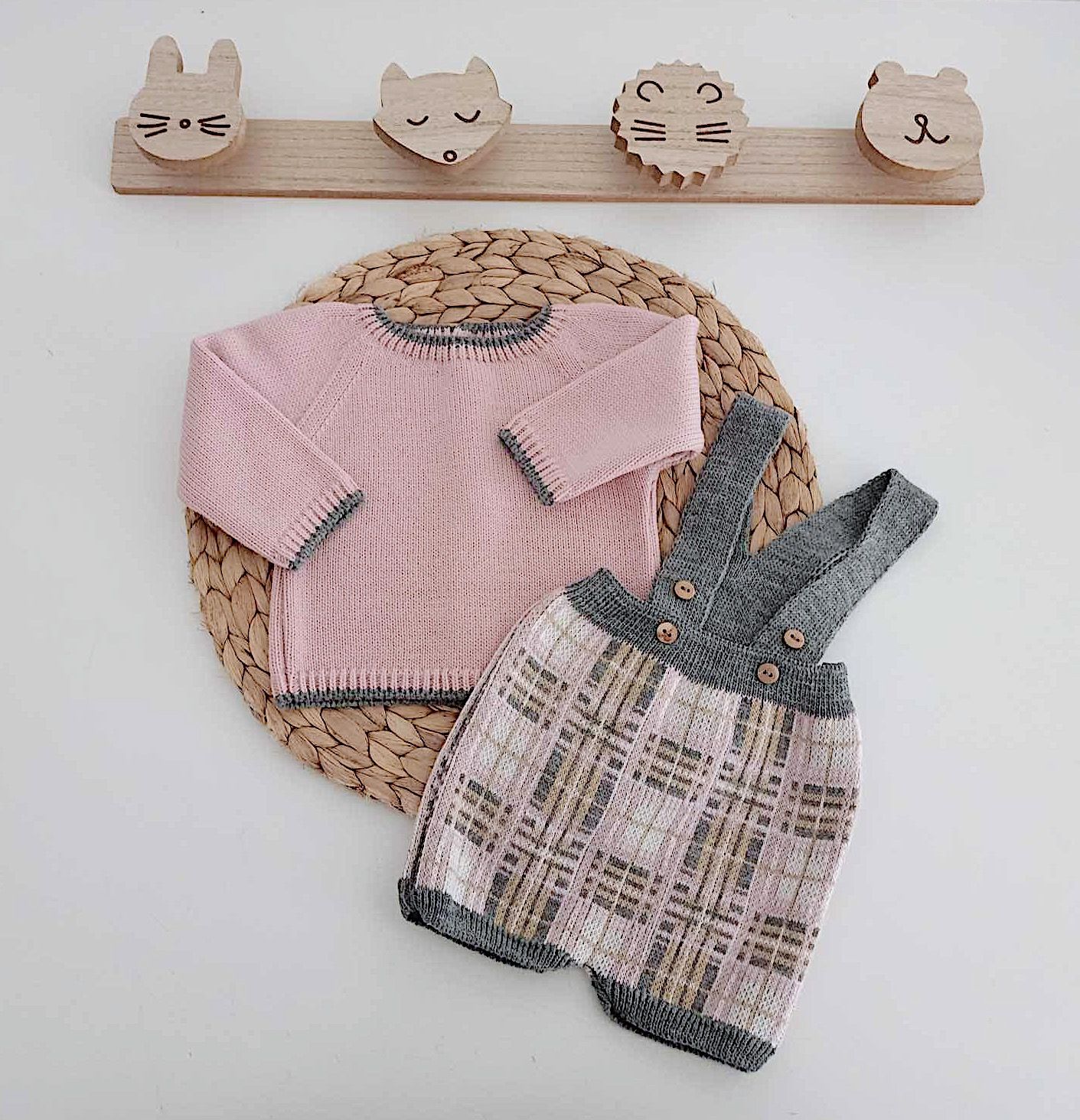 Fofo com Camisola de Malha Xadrez Rosa