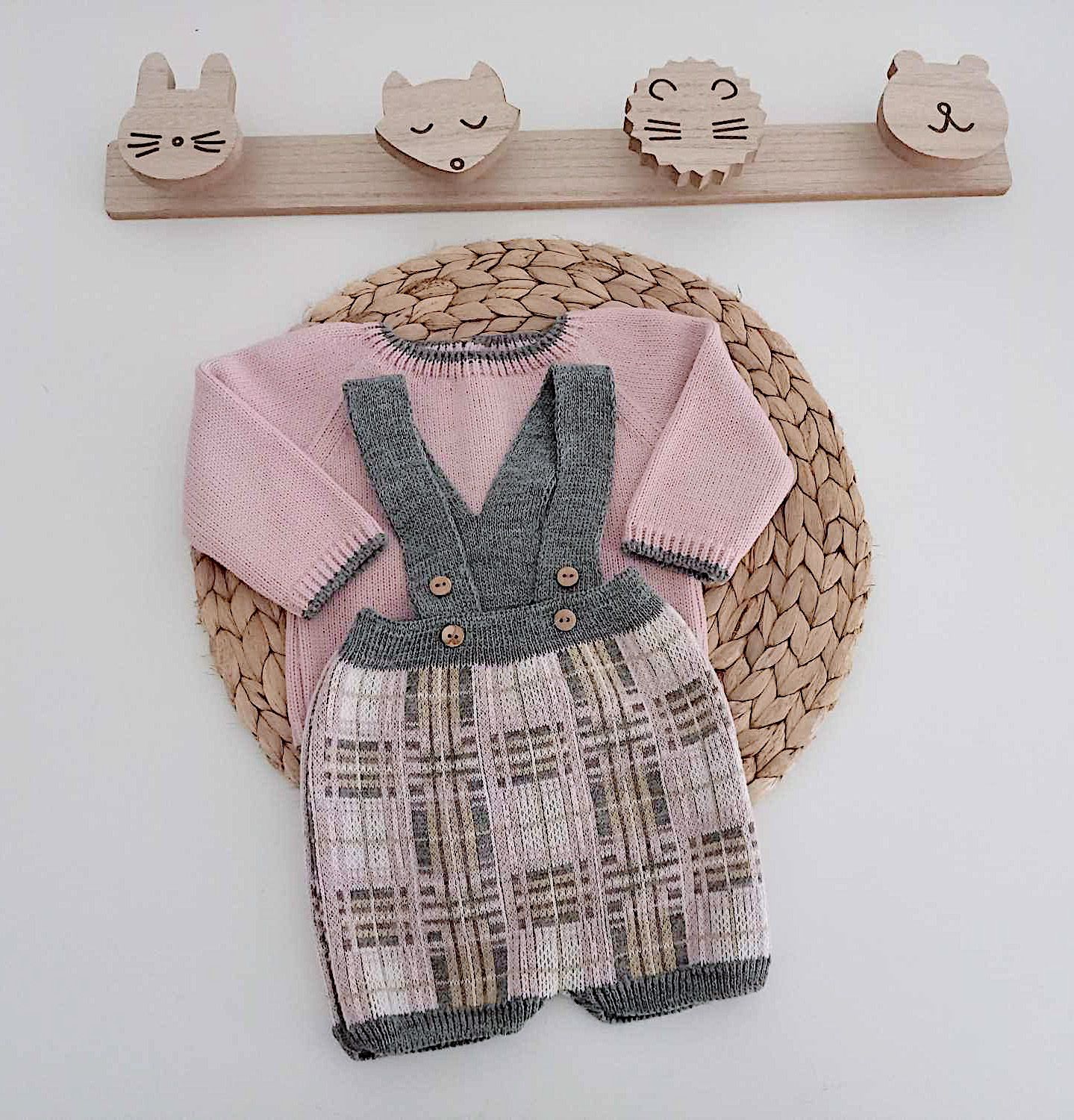 Fofo com Camisola de Malha Xadrez Rosa