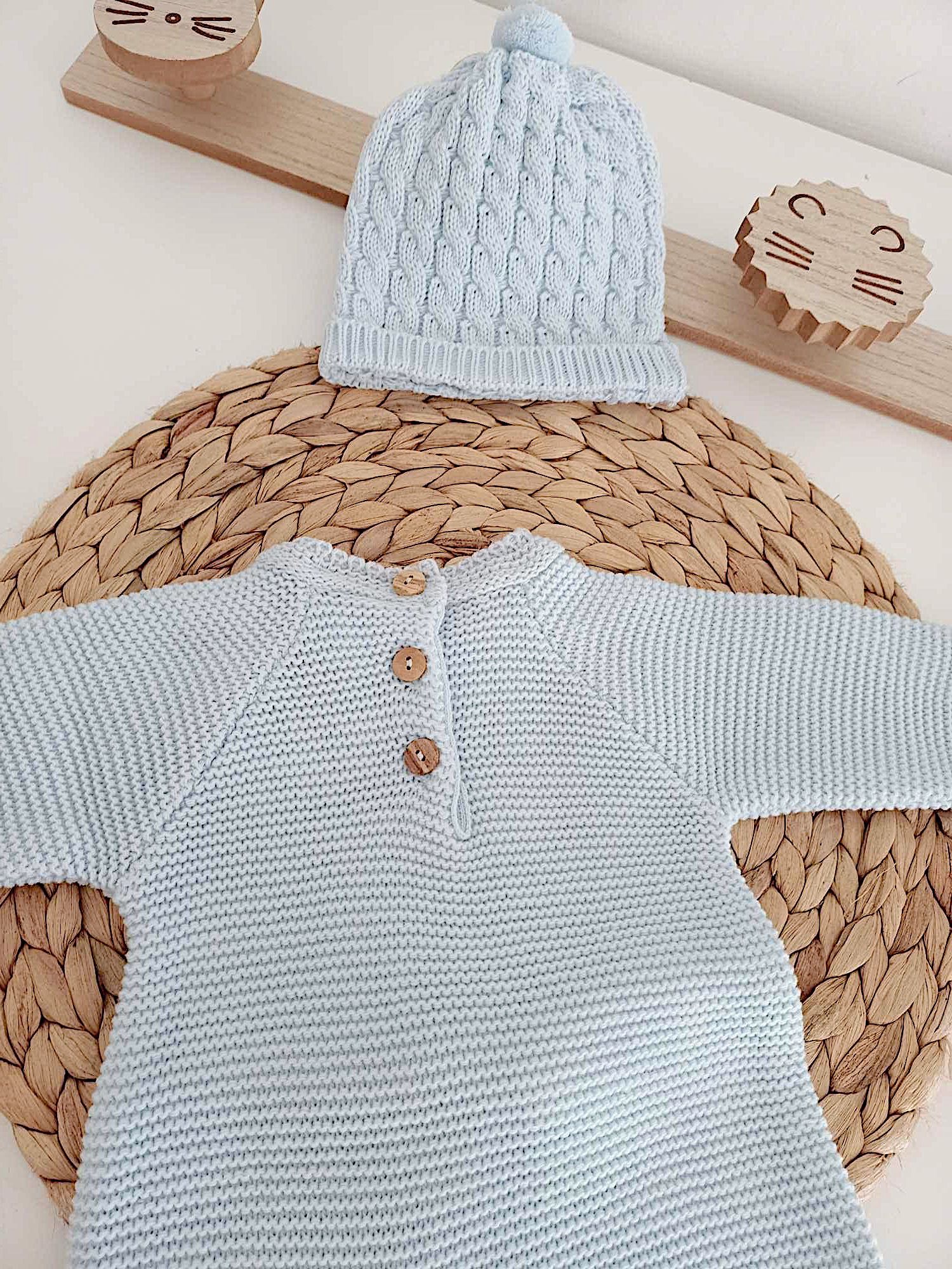 Fofo de Malha Pompons com Gorro Azul