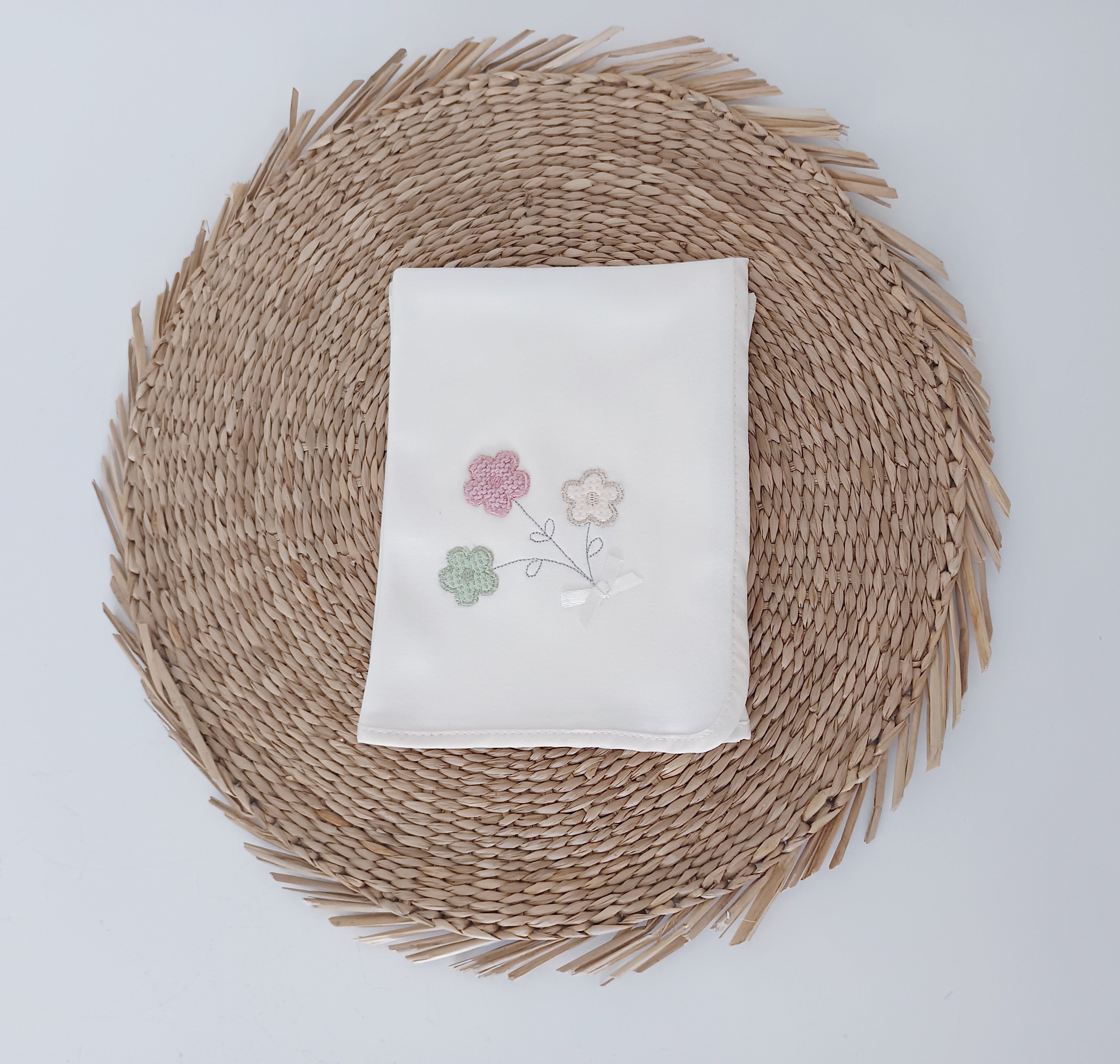 Fralda de pano bebé pérola com flores bordadas FitFiu Babies