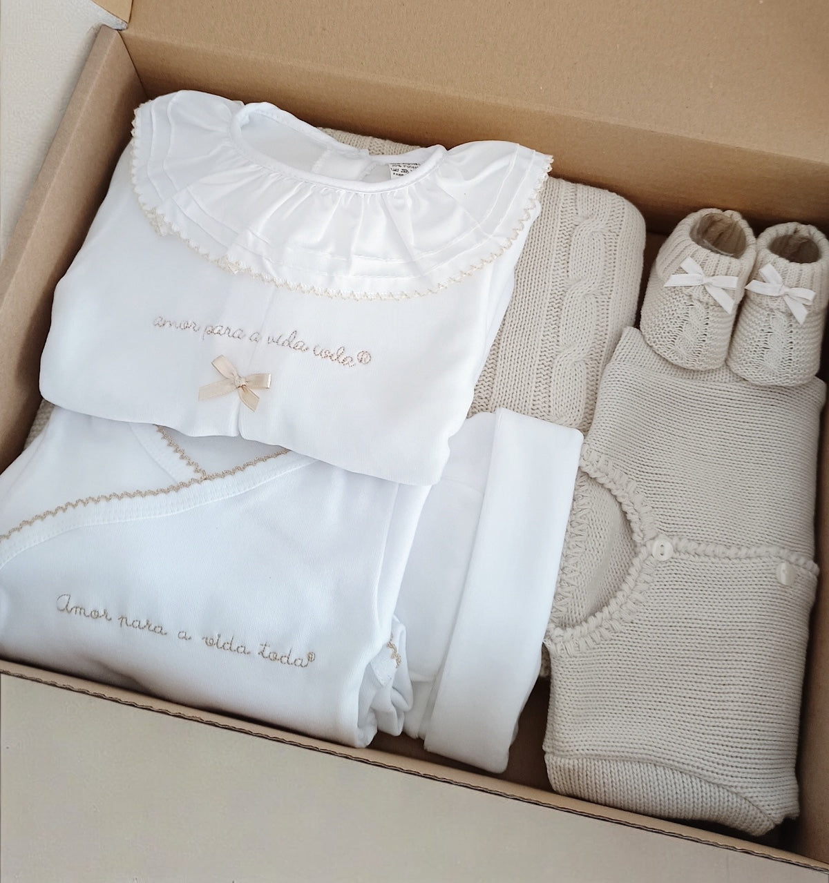 Amor Para a Vida Toda® | Conjunto Primeira Roupinha Lacinho Areia com manta