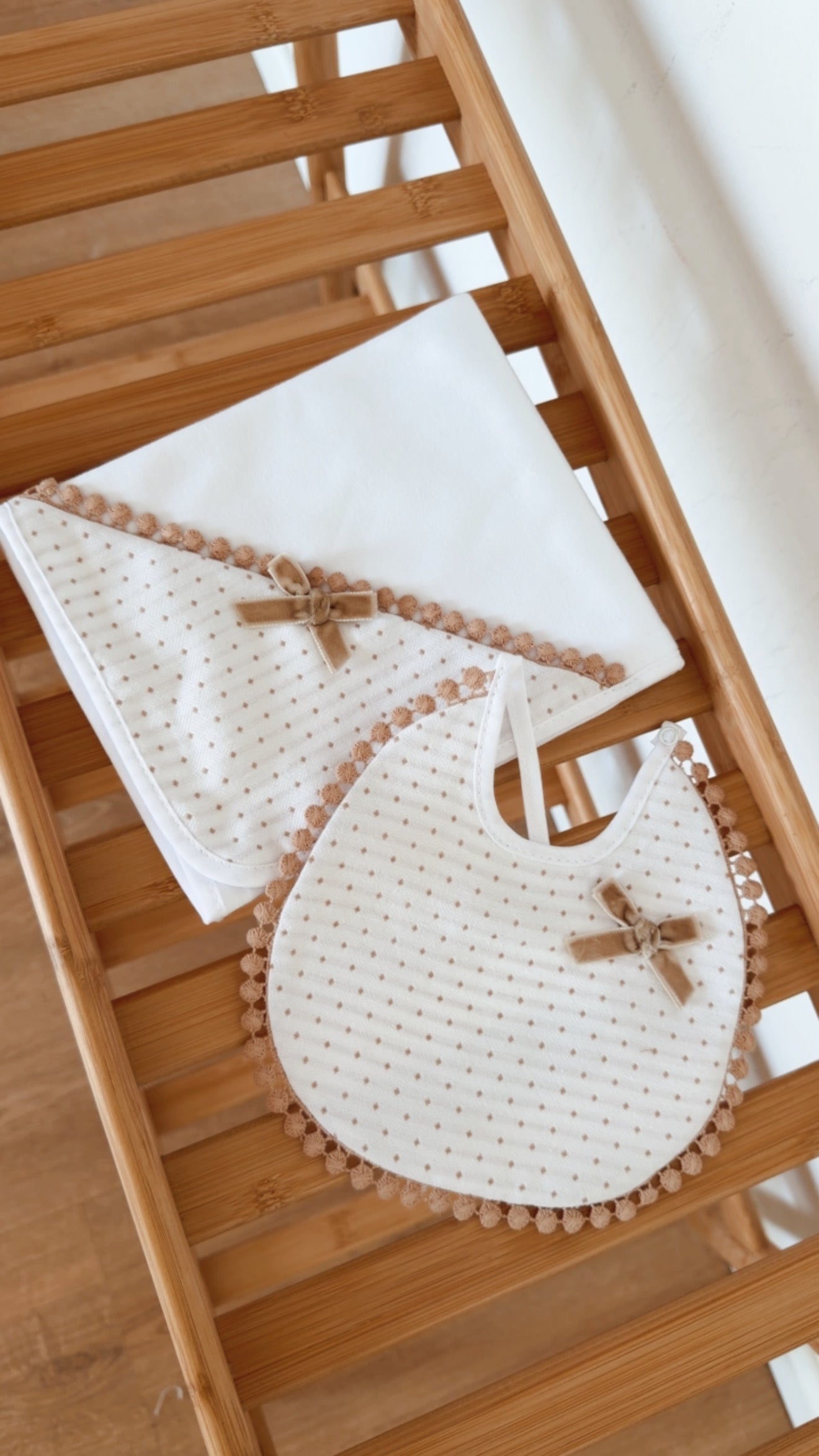 Fit Fiu Babies® |Fralda e babete Pintinhas com Laço Camel