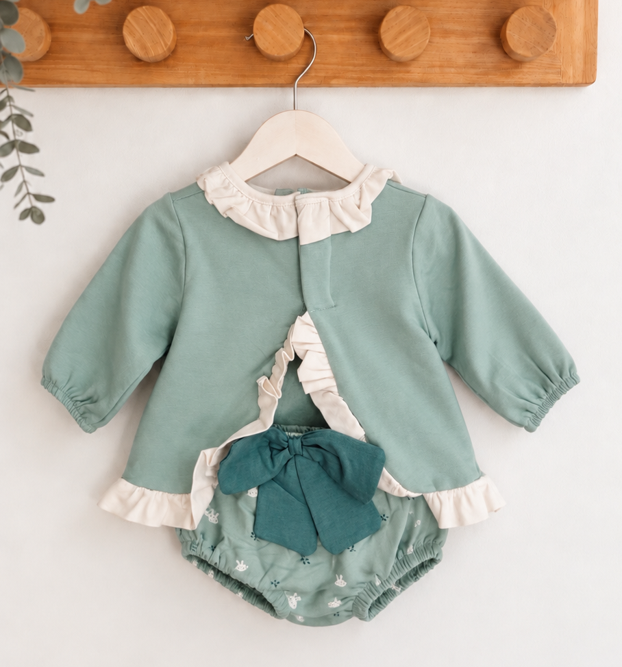 Conjunto bebé verde com camisola de coelhinhos, folhos e tapa-fraldas com laço