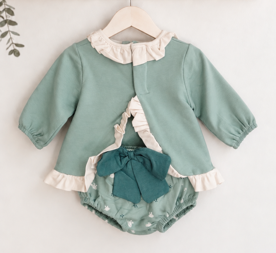 Conjunto bebé verde com camisola de coelhinhos, folhos e tapa-fraldas com laço