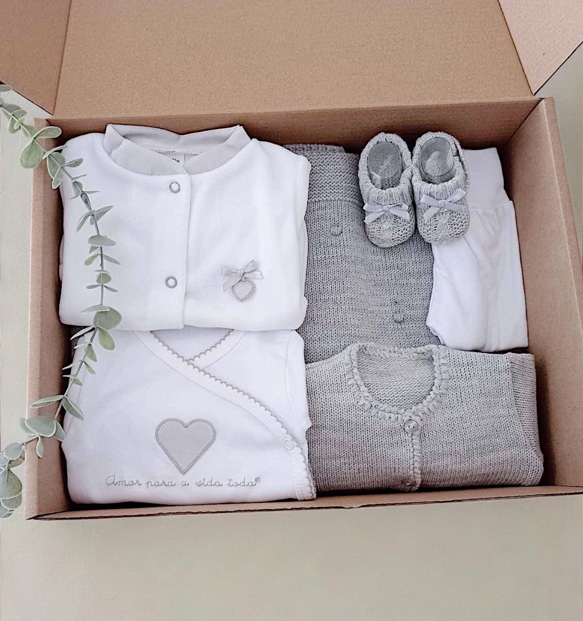 Amor Para a Vida Toda® | Conjunto Primeira Roupinha Coração Cinza com manta