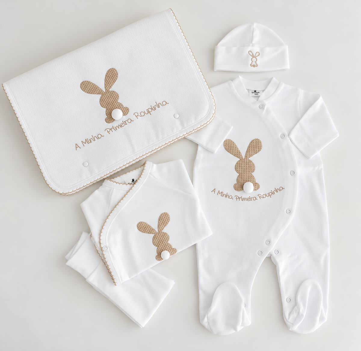 FitFiu Babies® | Conjunto de Primeira Roupinha Coelho Pompom Areia