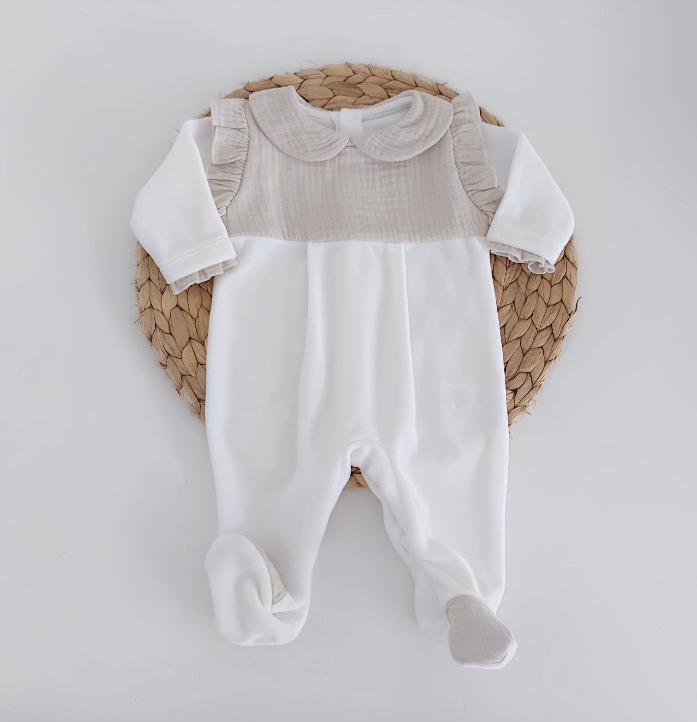 Babygrow com Peitilho e gola em Musselina Areia