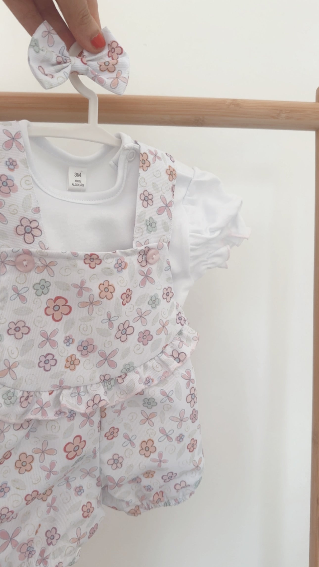 Jardineira Curta Flores com Blusa e Laço Rosa