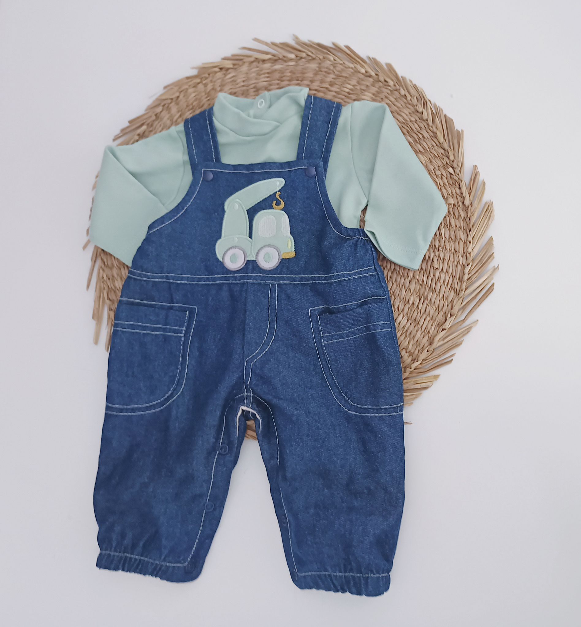 Jardineiras de Ganga com Camisola Verde