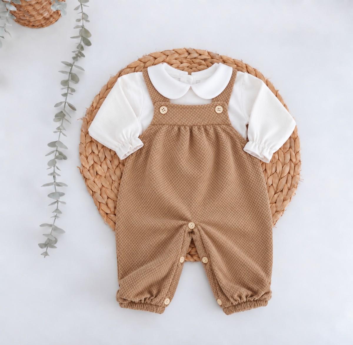 Jardineiras bege para bebé com camisola branca de gola Peter Pan