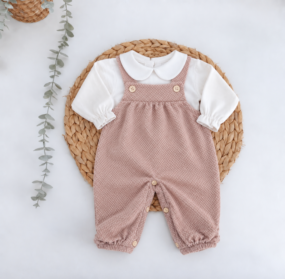 Jardineiras rosa velho para bebé com camisola branca de gola Peter Pan