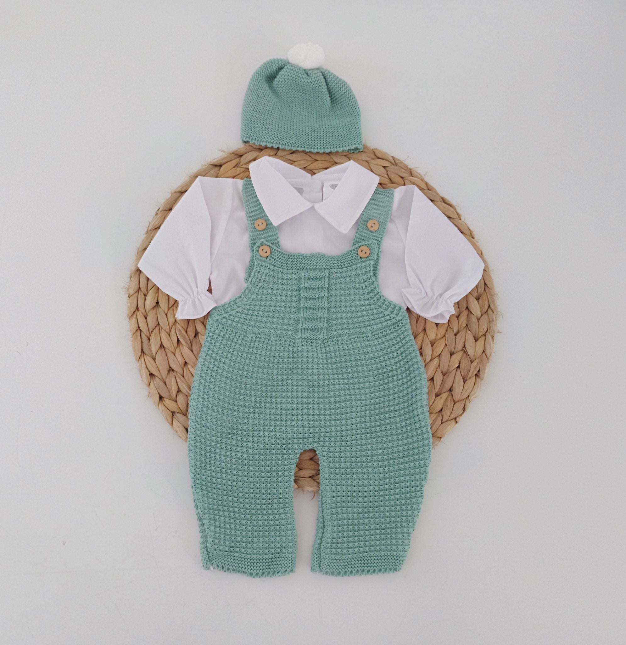 Jardineiras de Malha Trabalhada c/ camisa gola bico e gorro algodão Verde