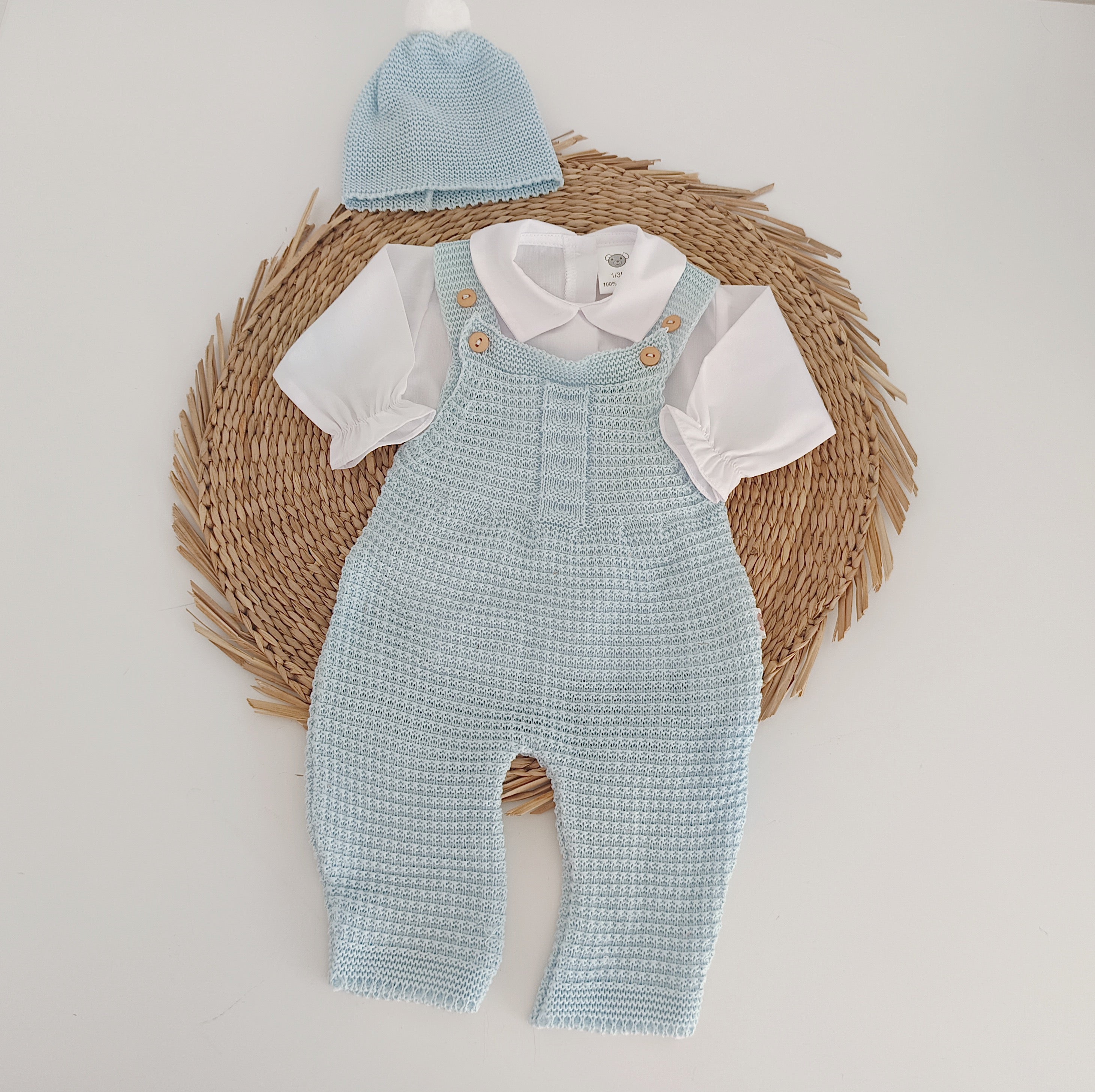 Conjunto jardineiras de malha trabalhada com camisa gola bico e gorro algodão azul para bebé menino, saída maternidade primavera-verão FitFiu Babies