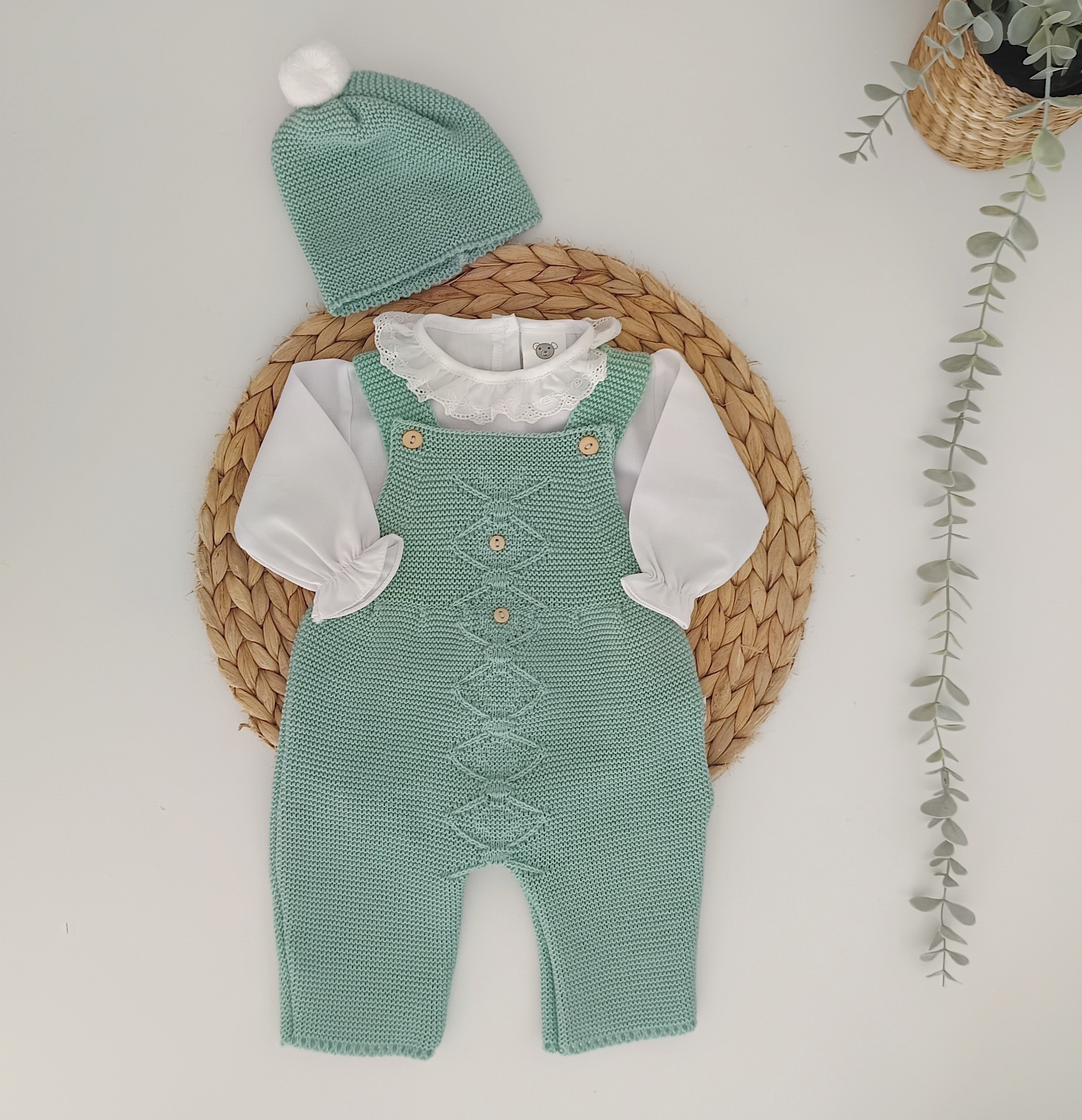 Jardineiras de malha c/ blusa gola folho Losangos Botões e gorro Verde